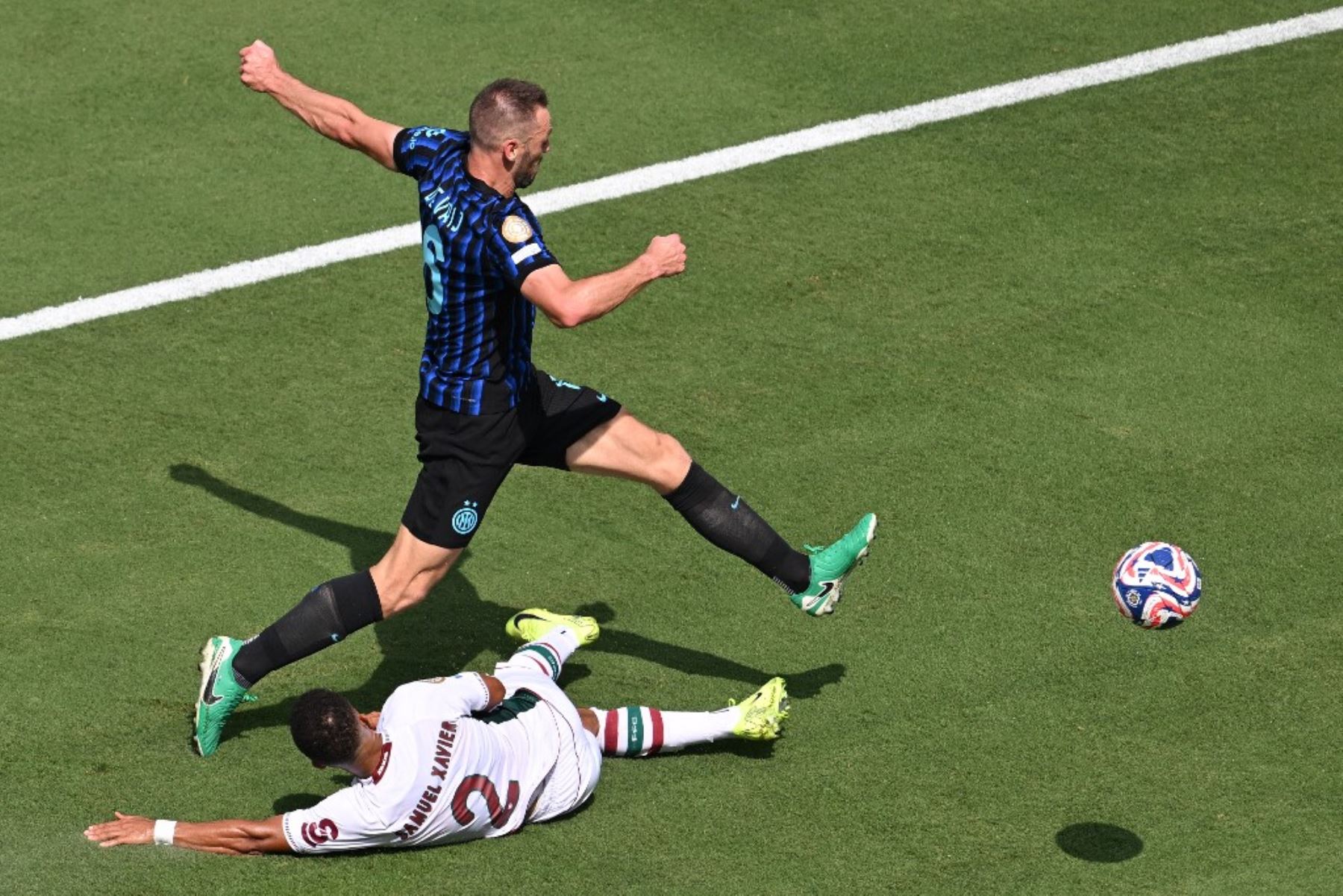 El defensa holandés del Inter de Milán, Stefan de Vrij, y el defensa brasileño del Fluminense, Samuel Xavier, luchan por el balón durante el partido de octavos de final de la Copa Mundial de Clubes de la FIFA 2025 entre el Inter de Italia y el Fluminense de Brasil en el Bank of America Stadium en Charlotte el 30 de junio de 2025. Foto: AFP