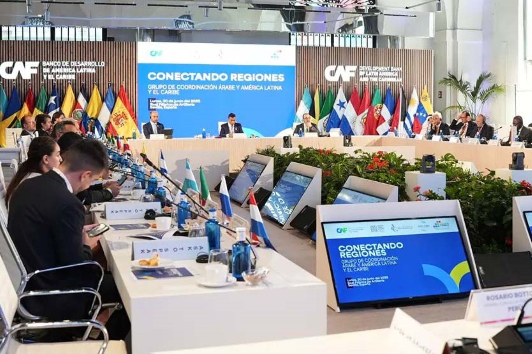Ministro de Economía y Finanzas, Raúl Pérez Reyes, participa en reuniones de trabajo en España para atraer más invANDINA/Difusión