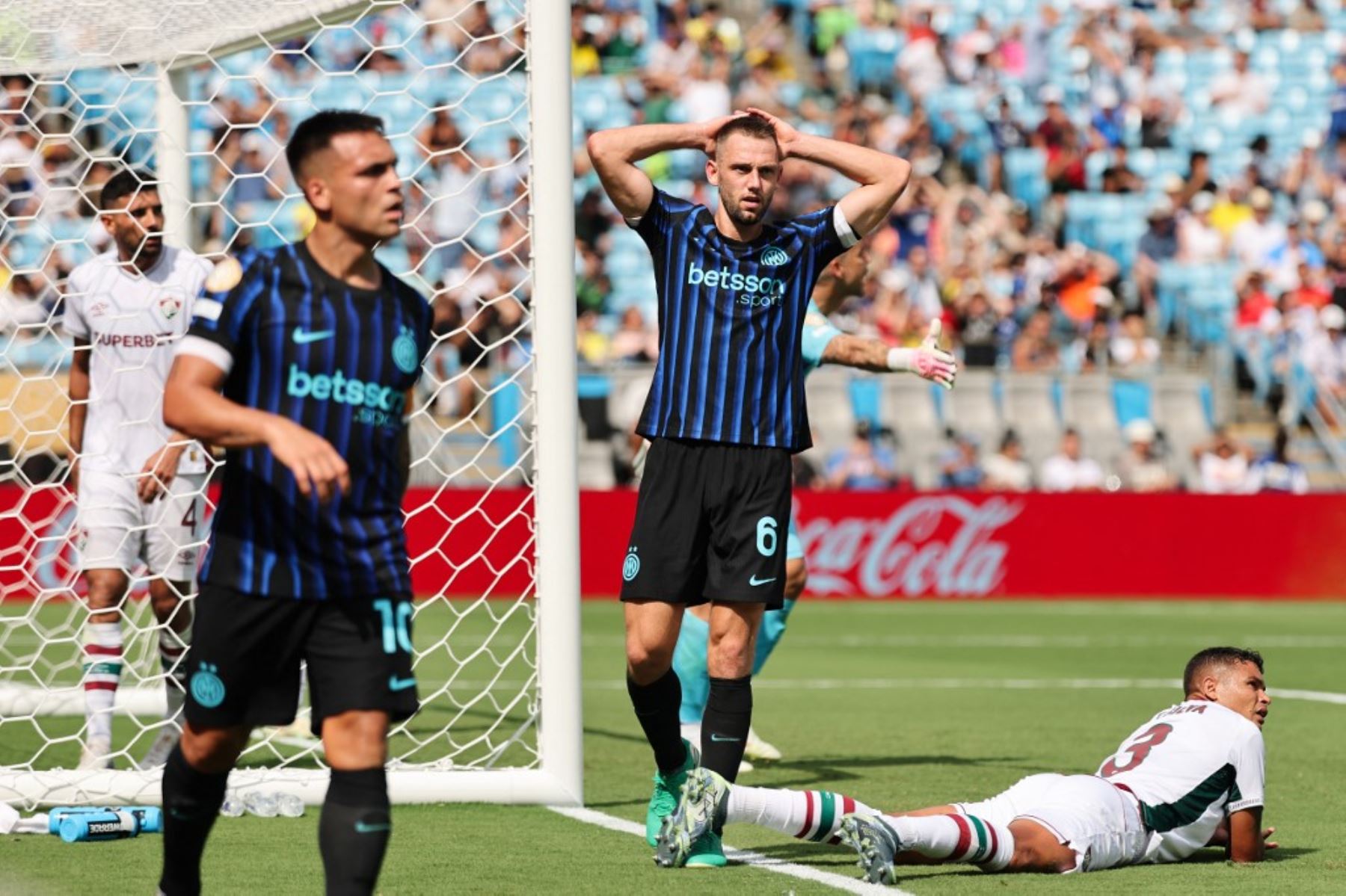 Stefan de Vrij del Inter se lamenta ante un intento fallado de gol durante el partido de octavos de final de la Copa Mundial de Clubes de la FIFA 2025 entre el Inter de Milán y el Fluminense en el Bank of America Stadium el 30 de junio de 2025 en Charlotte, Carolina del Norte. Foto: Getty Images / AFP