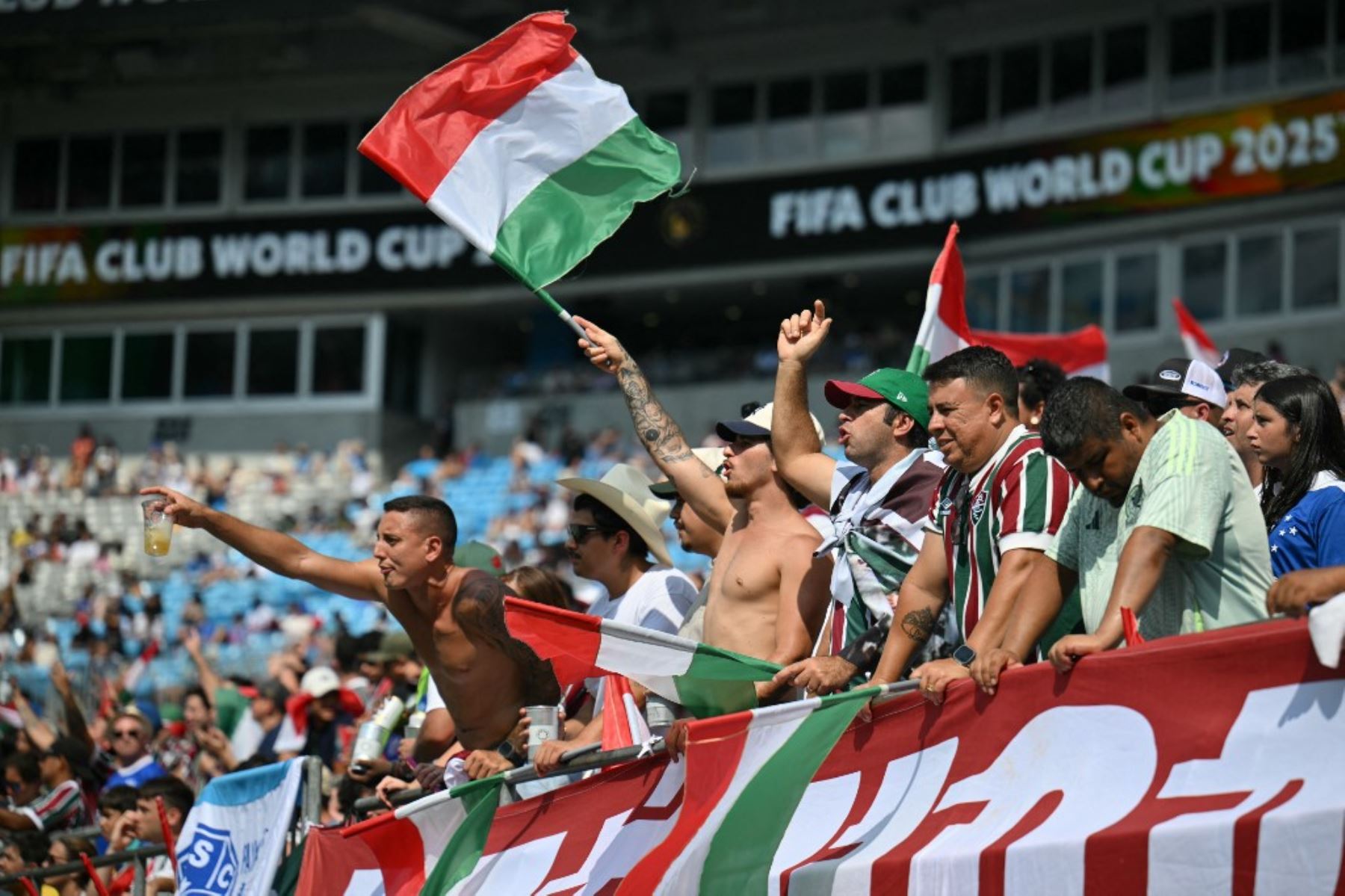 Los fanáticos del Fluminense animan a su equipo durante el partido de octavos de final de la Copa Mundial de Clubes de la FIFA 2025 entre el Inter de Milán de Italia y el Fluminense de Brasil en el Bank of America Stadium en Charlotte el 30 de junio de 2025. Foto: AFP