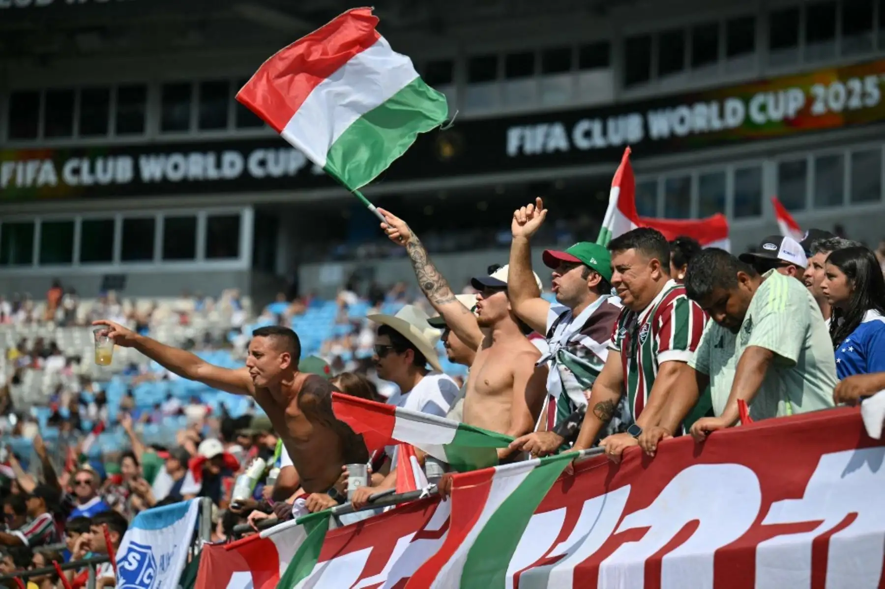 Los fanáticos del Fluminense animan a su equipo durante el partido de octavos de final de la Copa Mundial de Clubes de la FIFA 2025 entre el Inter de Milán de Italia y el Fluminense de Brasil en el Bank of America Stadium en Charlotte el 30 de junio de 2025. Foto: AFP