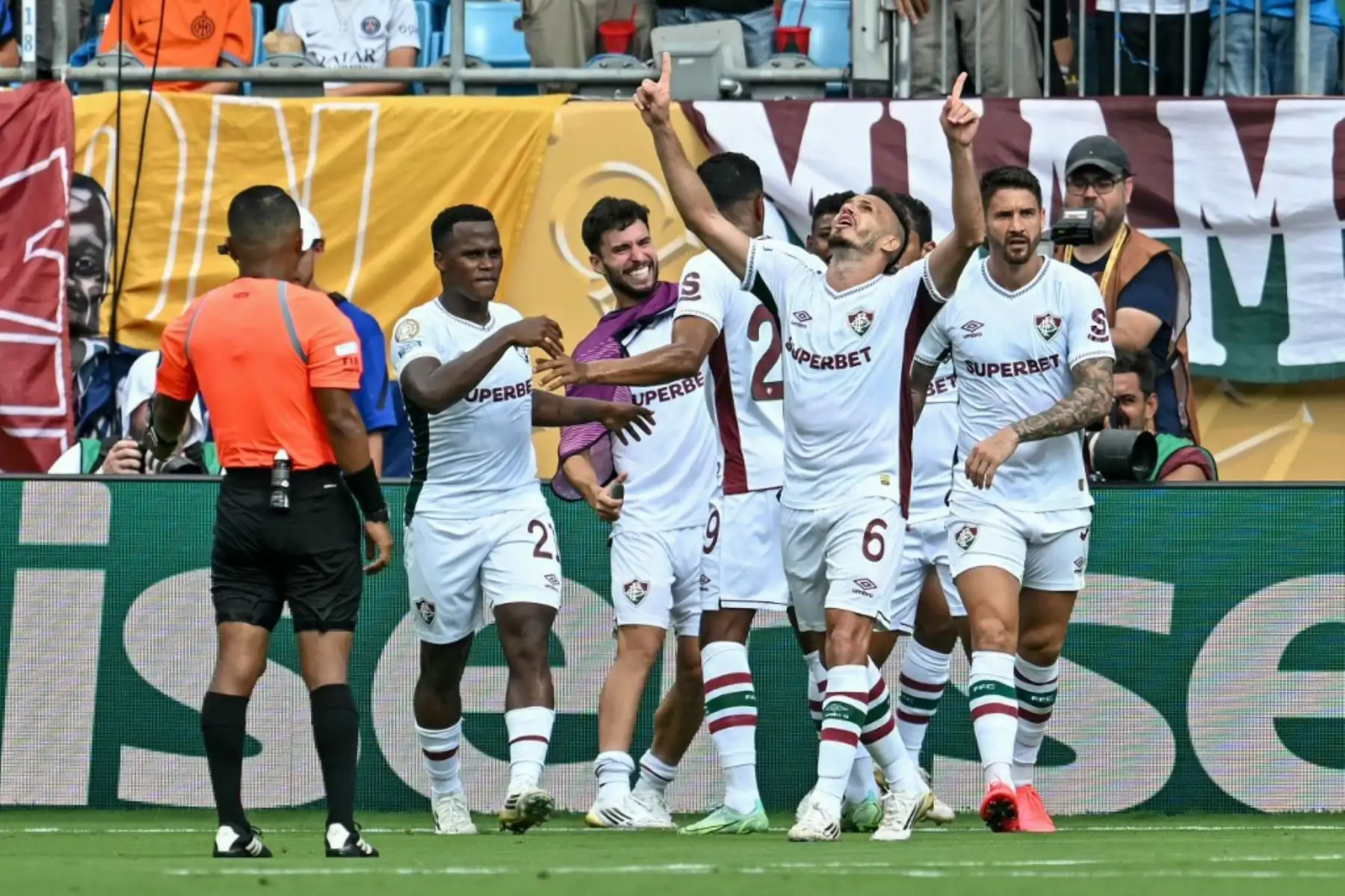 Los jugadores del Inter celebran después de marcar su segundo gol durante el partido de octavos de final de la Copa Mundial de Clubes de la FIFA 2025 entre el Inter de Milán de Italia y el Fluminense de Brasil en el Bank of America Stadium en Charlotte el 30 de junio de 2025. Foto: AFP