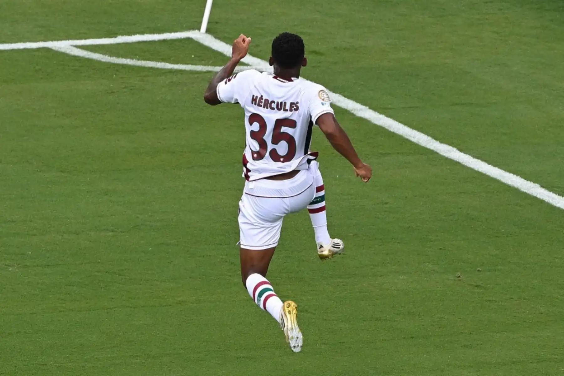 El mediocampista brasileño Hércules del Fluminense celebra después de marcar el segundo gol de su equipo durante el partido de octavos de final de la Copa Mundial de Clubes de la FIFA 2025 entre el Inter de Milán de Italia y el Fluminense de Brasil en el Bank of America Stadium en Charlotte el 30 de junio de 2025. Foto: AFP