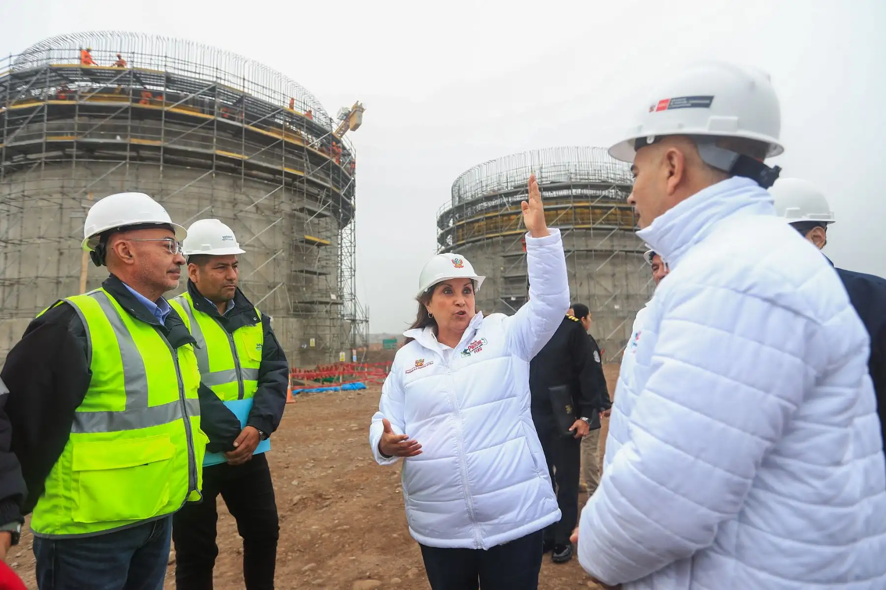 La presidenta Dina Boluarte, junto al Ministro de Vivienda, Ing. Durich Whittembury, realizó una visita técnica a las obras de la nueva y moderna Planta de Tratamiento de Aguas Residuales (PTAR) La Atarjea, que se construye en el distrito de El Agustino.
Foto: ANDINA/Prensa Presidencia