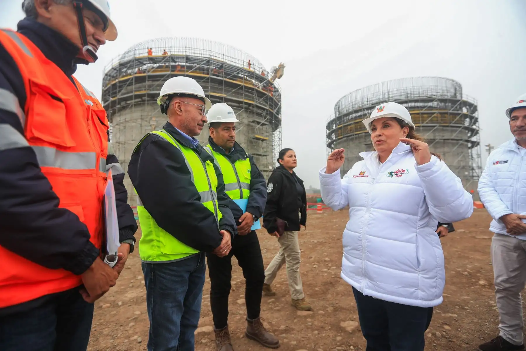 La presidenta Dina Boluarte, junto al Ministro de Vivienda, Ing. Durich Whittembury, realizó una visita técnica a las obras de la nueva y moderna Planta de Tratamiento de Aguas Residuales (PTAR) La Atarjea, que se construye en el distrito de El Agustino.
Foto: ANDINA/Prensa Presidencia