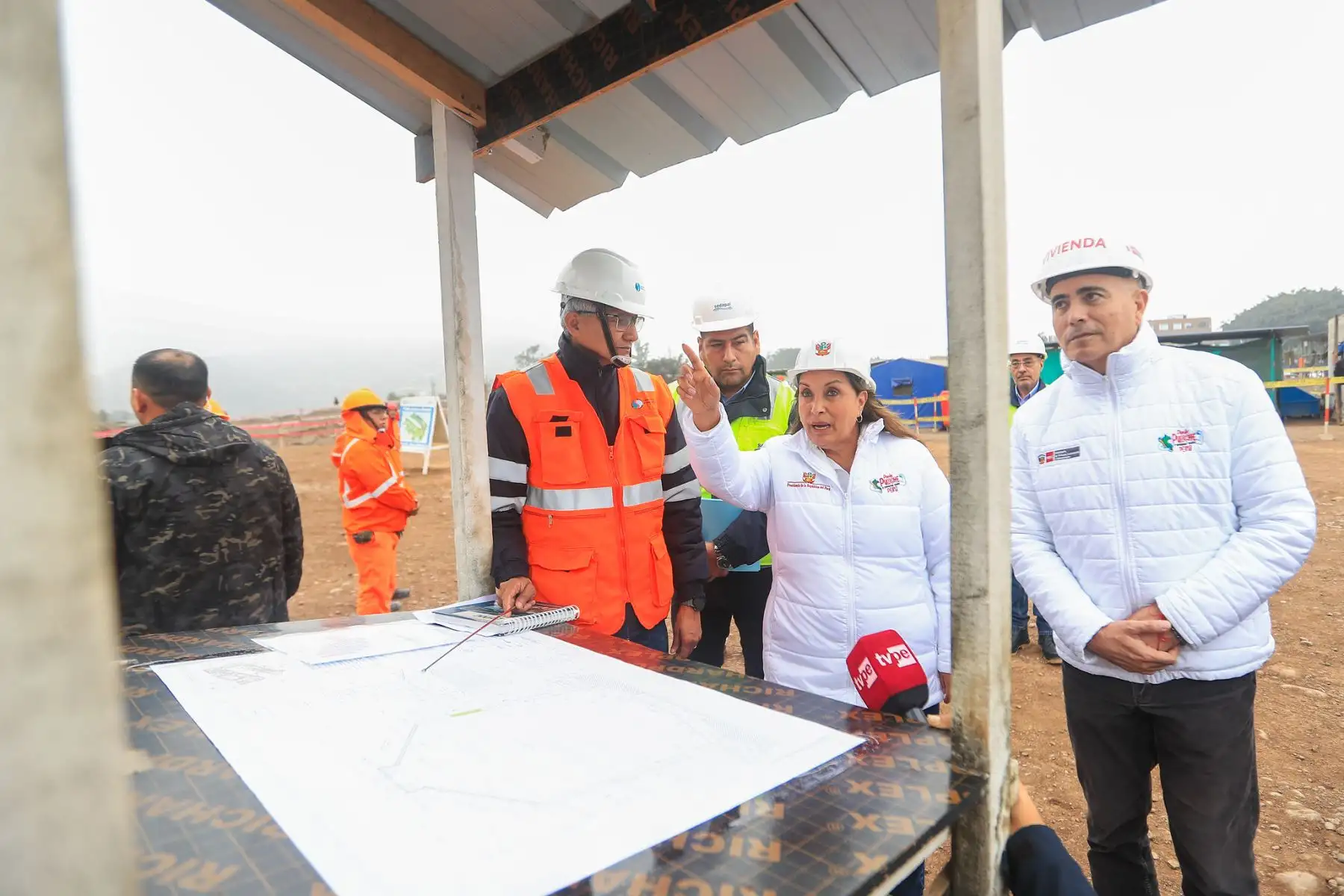 La presidenta Dina Boluarte, junto al Ministro de Vivienda, Ing. Durich Whittembury, realizó una visita técnica a las obras de la nueva y moderna Planta de Tratamiento de Aguas Residuales (PTAR) La Atarjea, que se construye en el distrito de El Agustino.
Foto: ANDINA/Prensa Presidencia