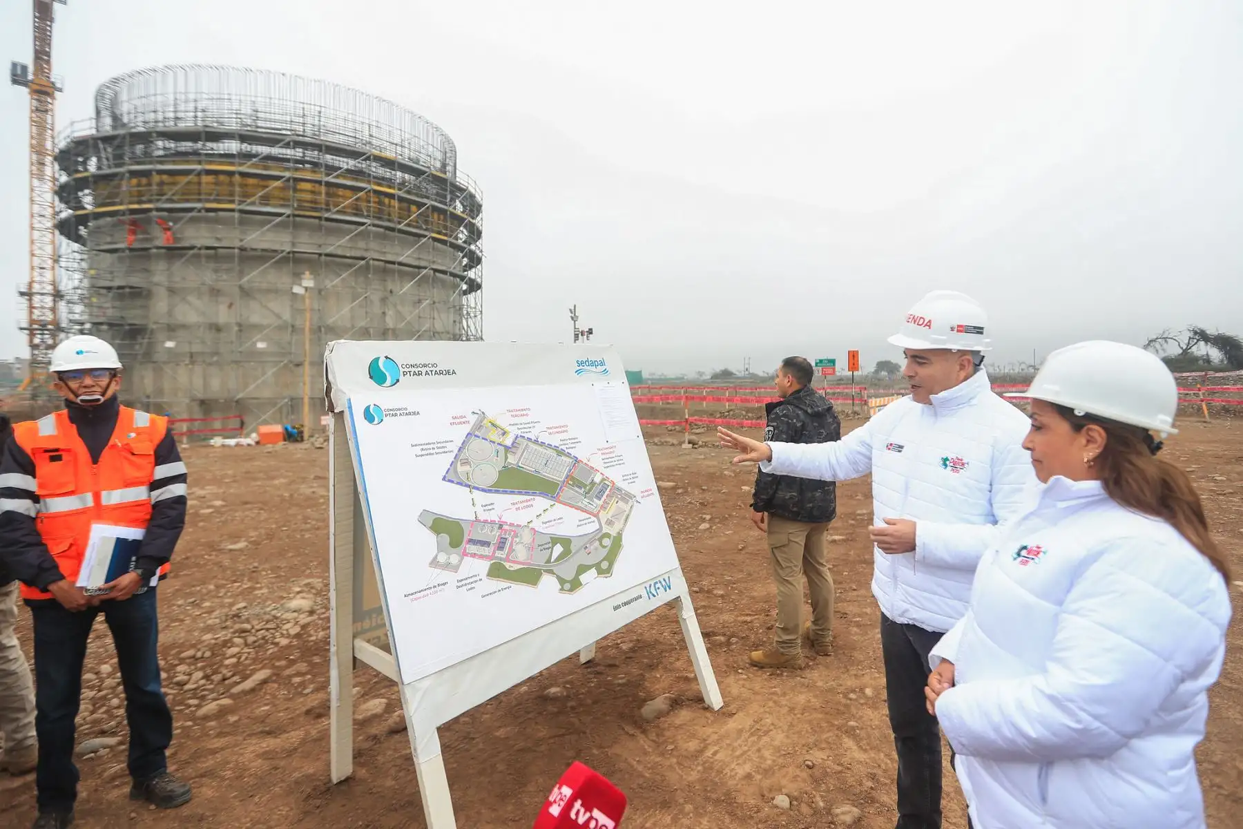 La presidenta Dina Boluarte, junto al Ministro de Vivienda, Ing. Durich Whittembury, realizó una visita técnica a las obras de la nueva y moderna Planta de Tratamiento de Aguas Residuales (PTAR) La Atarjea, que se construye en el distrito de El Agustino.
Foto: ANDINA/Prensa Presidencia