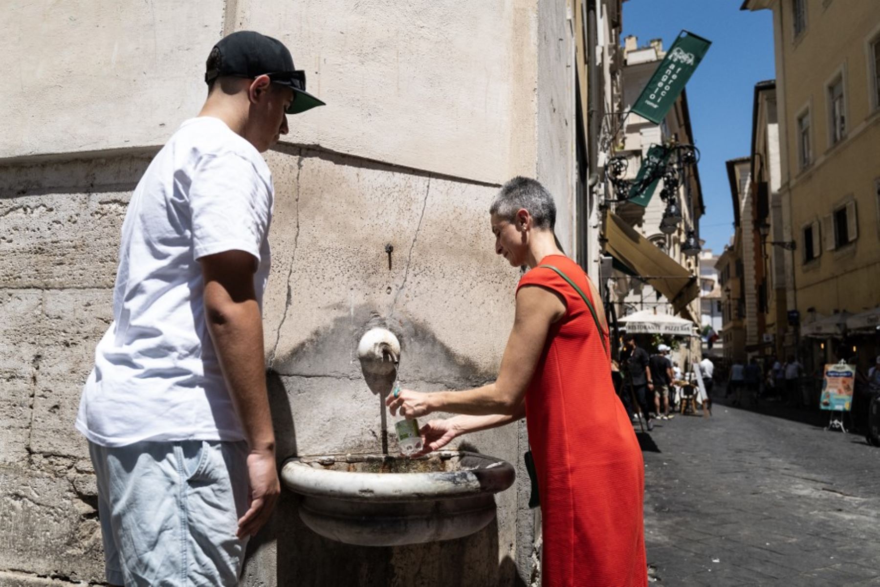 Una persona llena una botella de agua en una fuente en un caluroso día de verano en el centro de Roma el 30 de junio de 2025. Foto: AFP