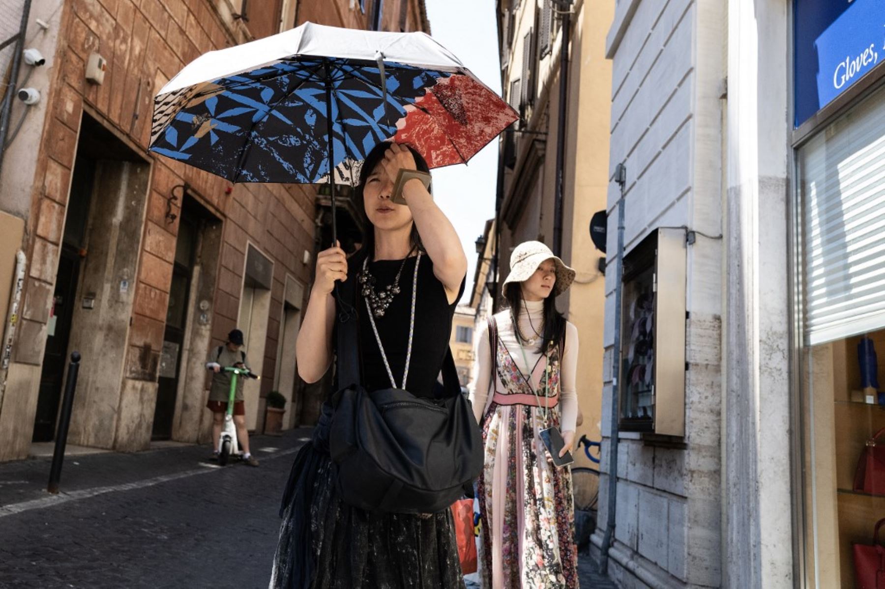 Una turista sostiene un paraguas para protegerse del sol en un caluroso día de verano en Roma el 30 de junio de 2025. Foto: AFP