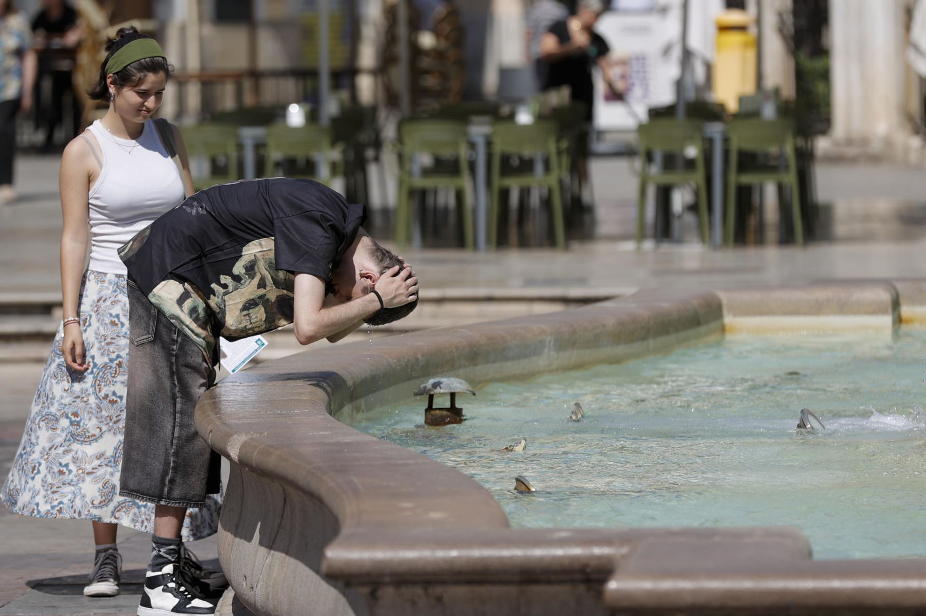 Una persona se refresca en una fuente del centro de Valencia durante este inicio de semana en la que las temperaturas van a seguir muy altas, con tendencia a un ligero descenso el fin de semana, después del junio más cálido con una anomalía de +3.6 grados respecto al promedio normal. Foto: EFE