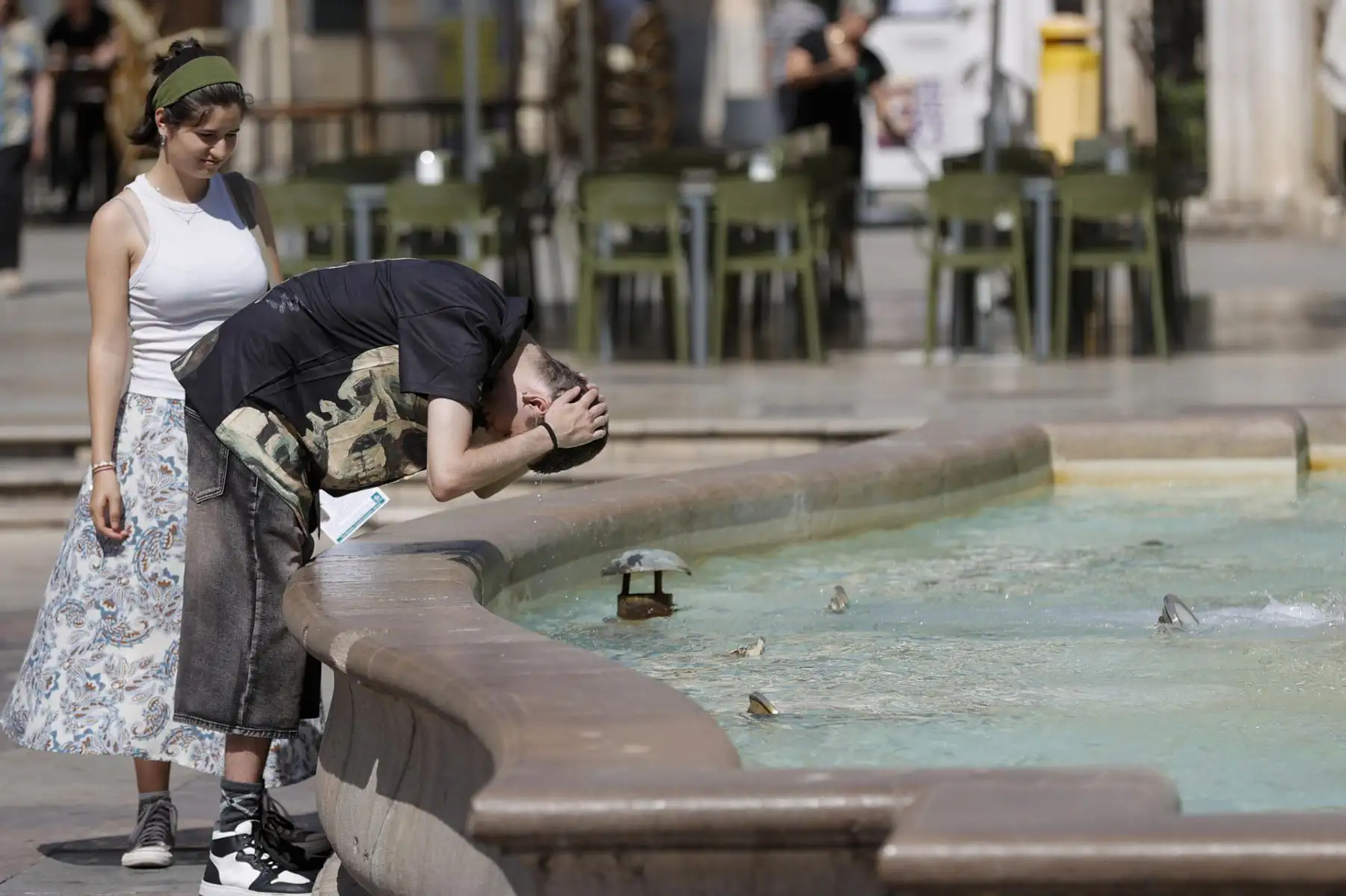 Una persona se refresca en una fuente del centro de Valencia durante este inicio de semana en la que las temperaturas van a seguir muy altas, con tendencia a un ligero descenso el fin de semana, después del junio más cálido con una anomalía de +3.6 grados respecto al promedio normal. Foto: EFE