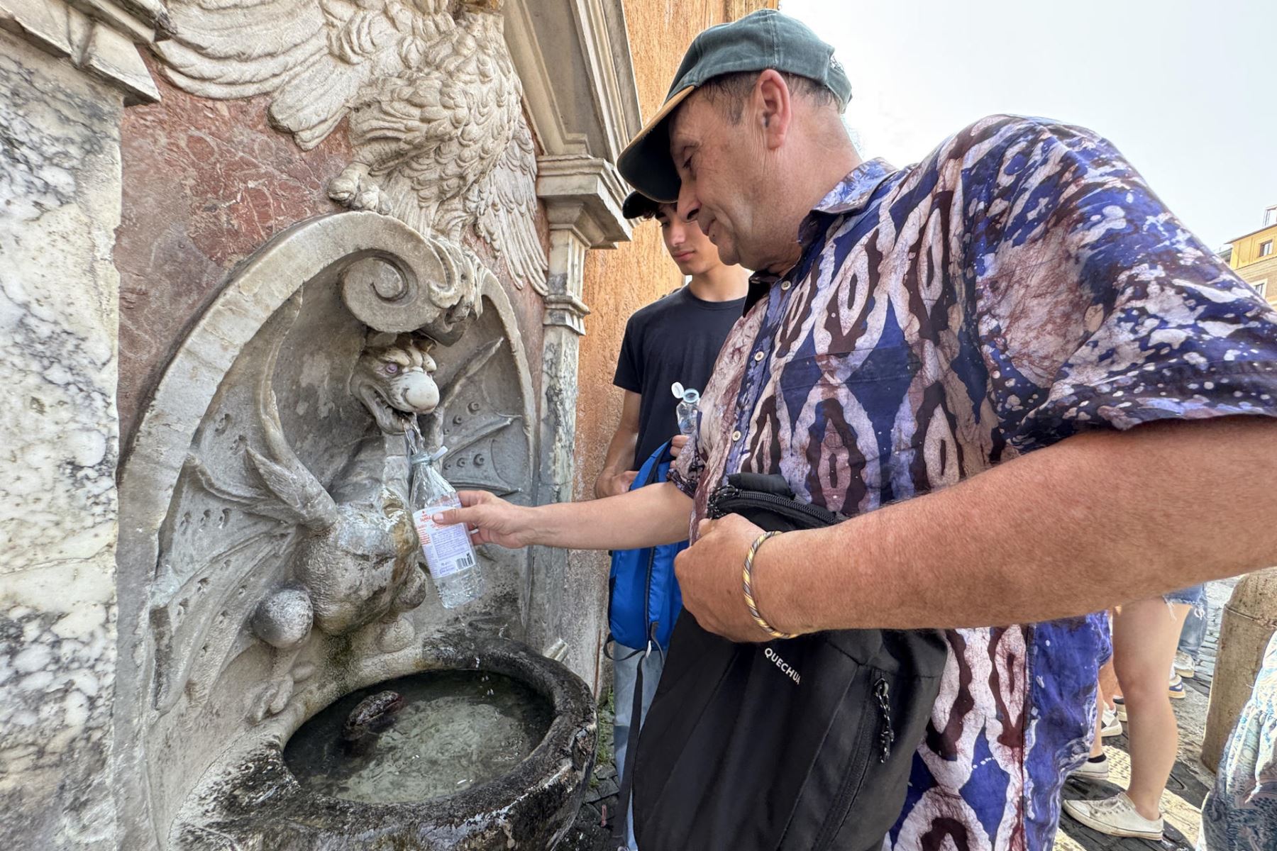 Un hombre se refresca en una fuente. Italia continúa este lunes soportando la ola de calor causada por el anticiclón africano, con temperaturas extremas en todo el país que han superado los 36 grados de norte a sur y con puntas de 40 grados en algunas ciudades. Foto: EFE