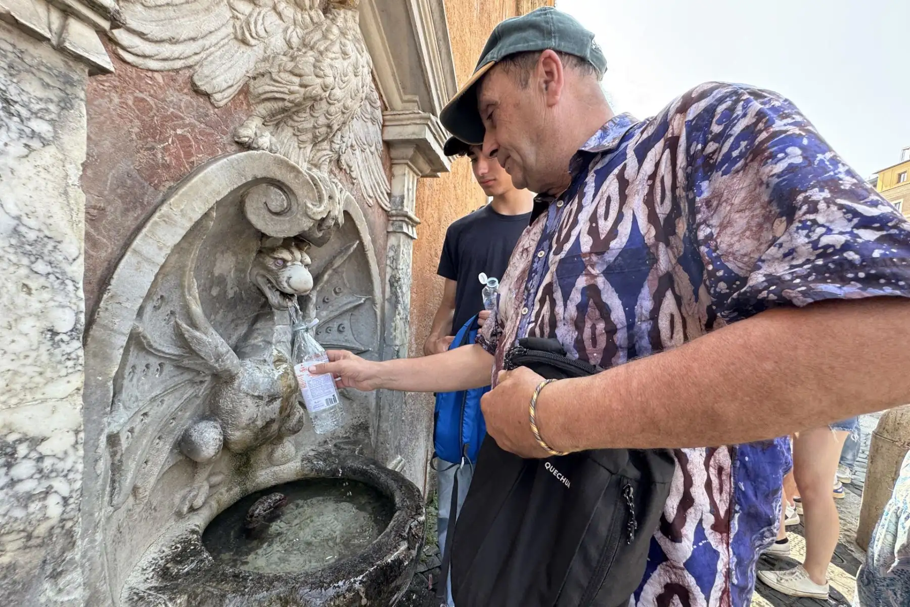 Un hombre se refresca en una fuente. Italia continúa este lunes soportando la ola de calor causada por el anticiclón africano, con temperaturas extremas en todo el país que han superado los 36 grados de norte a sur y con puntas de 40 grados en algunas ciudades. Foto: EFE