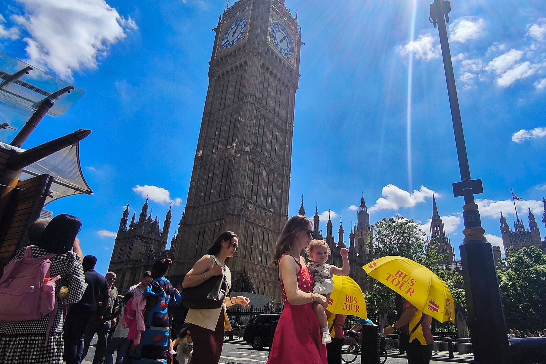 Transeúntes pasean por Londres este lunes. El Reino Unido, especialmente Londres y las afueras de la capital, espera temperaturas en torno a los 34 grados Celsius y el mes de junio más caluroso registrado hasta ahora, según los expertos en meteorología. Foto: EFE
