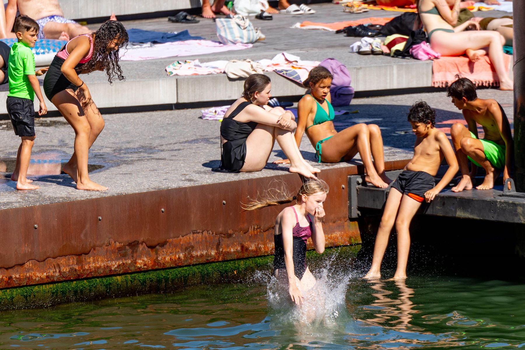 La gente se refresca en el agua en el barrio de Katendrecht de Róterdam, Países Bajos, el 30 de junio de 2025. El gobierno ha emitido advertencias mientras la ola de calor continúa afectando a todo el país. Foto: EFE