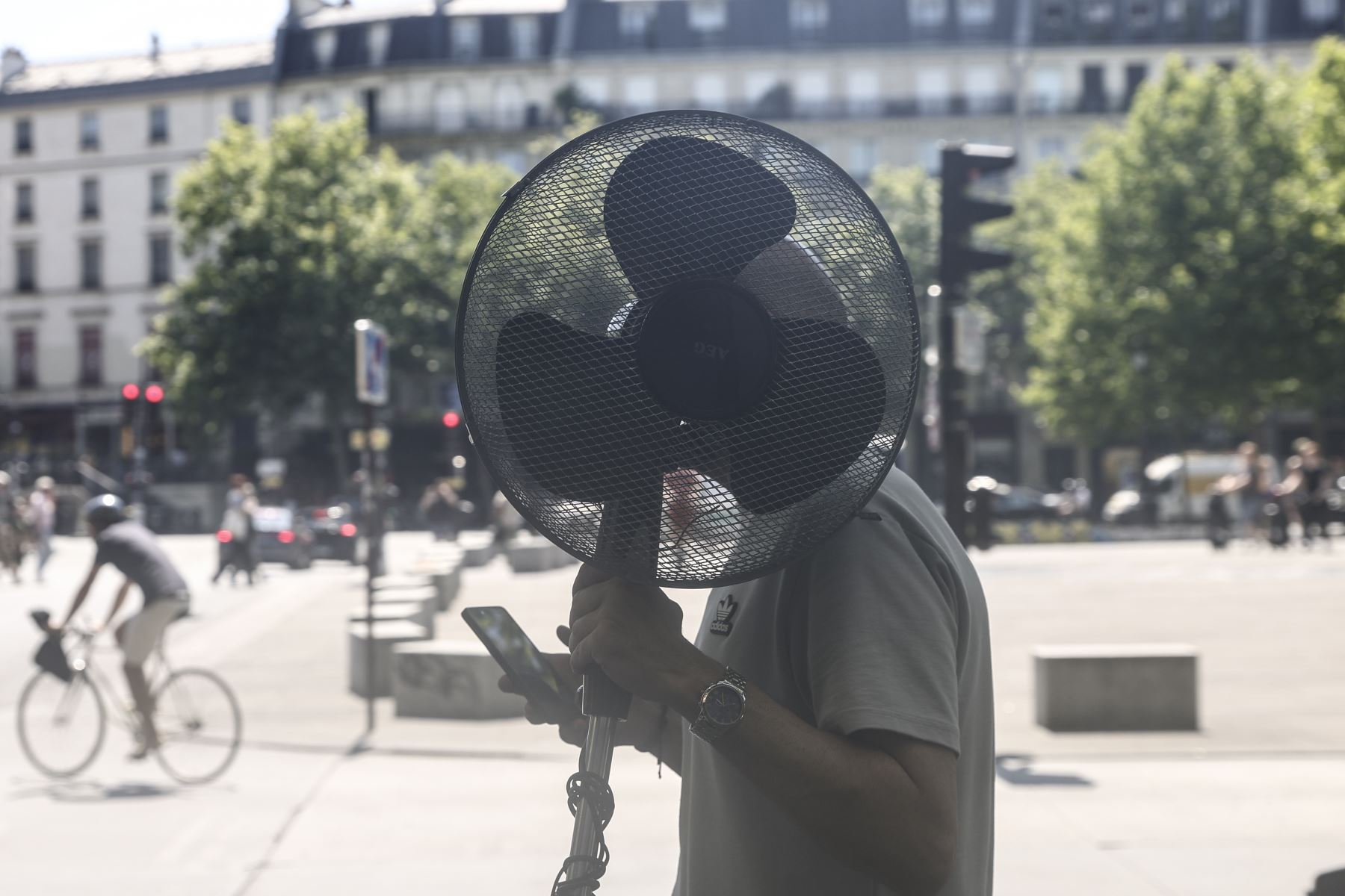 Un hombre lleva un ventilador durante un día caluroso en París, Francia, el 30 de junio de 2025. A partir del 1 de julio, París y otros 16 departamentos estarán bajo alerta roja por condiciones de ola de calor extrema. Foto: EFE
