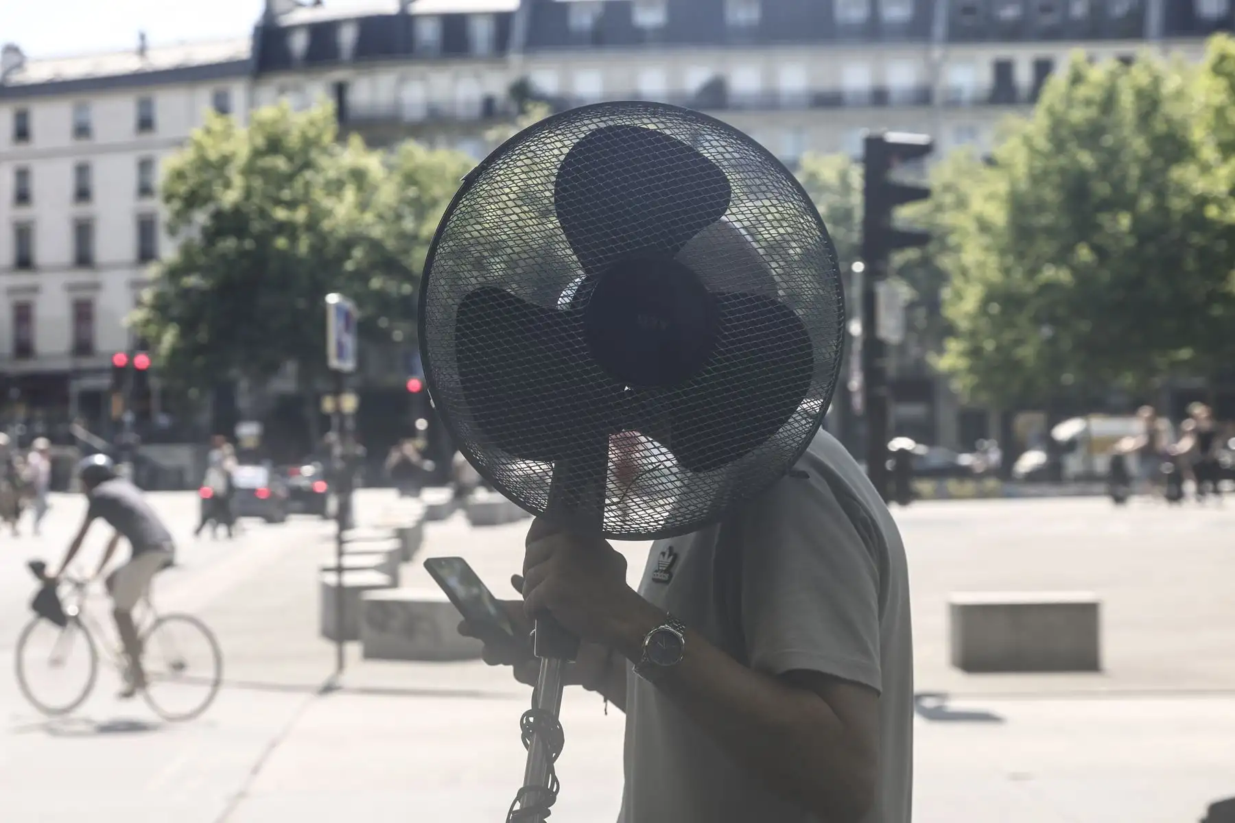 Un hombre lleva un ventilador durante un día caluroso en París, Francia, el 30 de junio de 2025. A partir del 1 de julio, París y otros 16 departamentos estarán bajo alerta roja por condiciones de ola de calor extrema. Foto: EFE