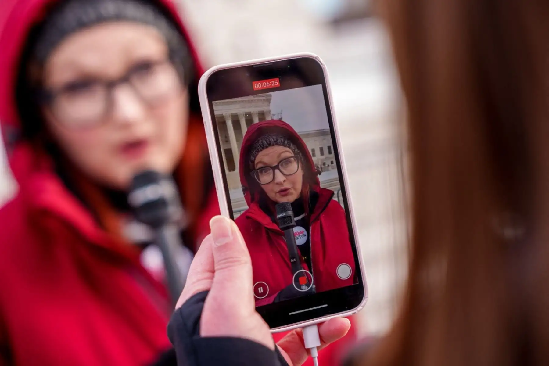 Durante una entrevista en Fox, Trump reveló que TikTok tiene nuevo comprador, pero evitó revelar nombres. La red social, con 170 millones de usuarios en EE.UU., sigue bajo amenaza si ByteDance no cede el control según la ley de 2024. Foto: AFP