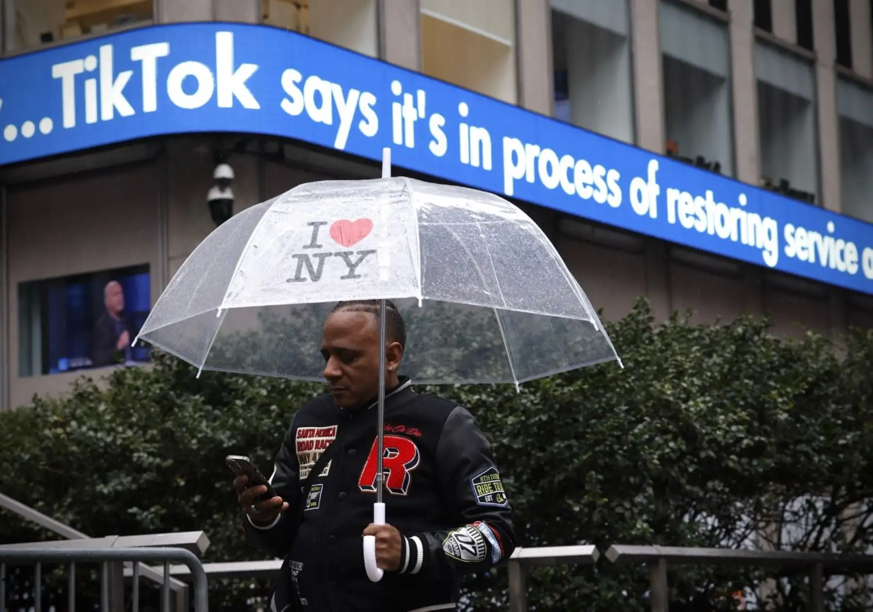 Más de 170 millones de estadounidenses usan TikTok. Trump ha buscado mantenerla operativa en medio de tensiones con China, asegurando que la venta es clave para proteger la seguridad nacional y la integridad del algoritmo de la plataforma. Foto: AFP