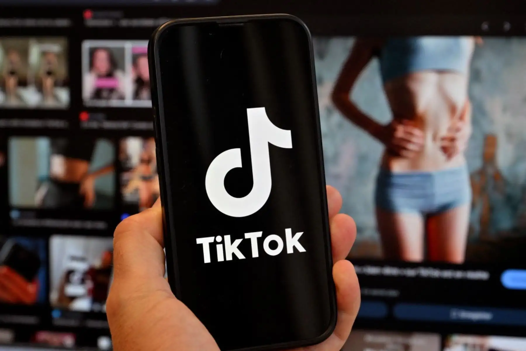 Aunque la operación con TikTok parecía cerrada en abril, nuevos aranceles anunciados por Trump suspendieron el proceso. La venta contempla dividir a TikTok de ByteDance y aumentar la participación de capital no chino en la filial estadounidense. Foto: AFP