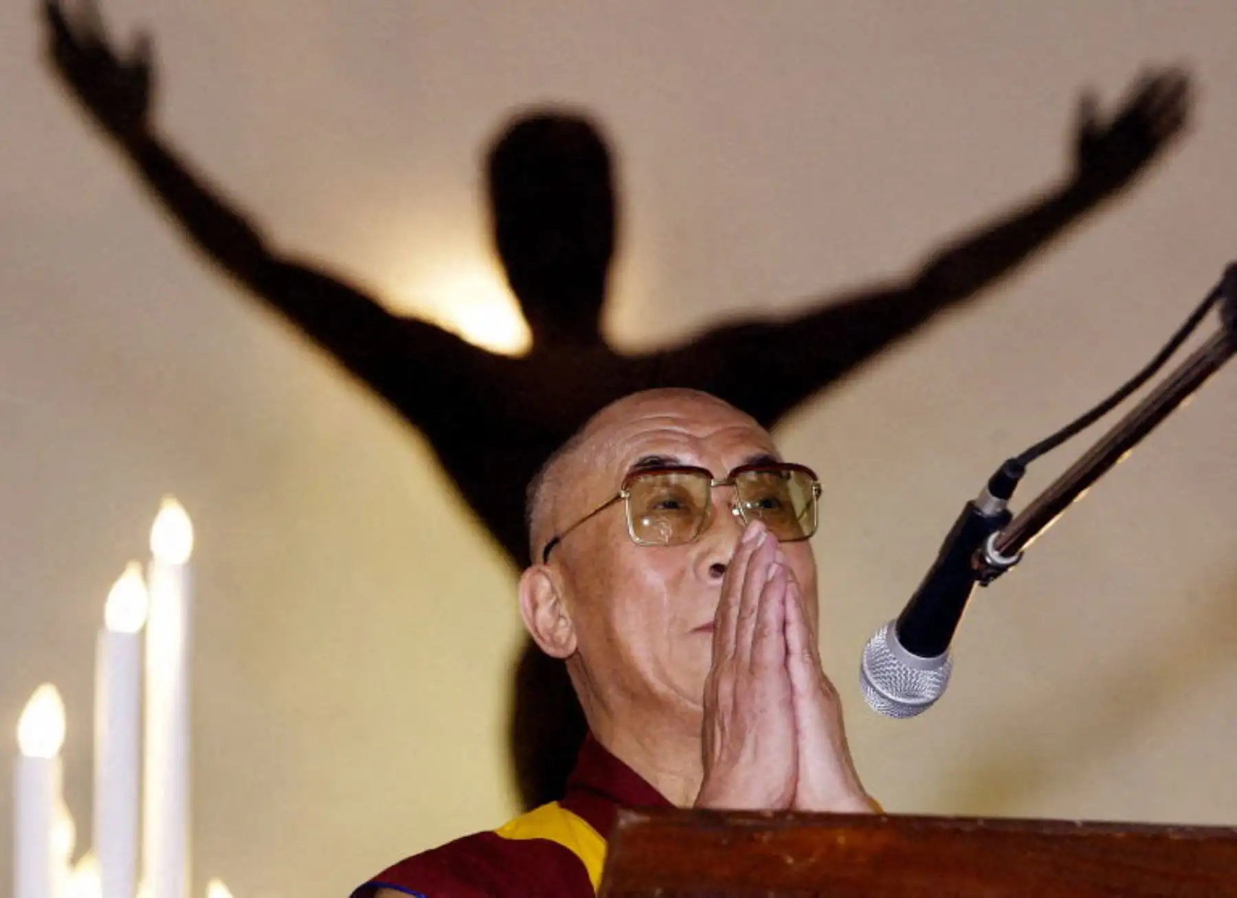 Durante la ceremonia, el líder espiritual sugirió que su sucesión será definida bajo un marco que asegure la continuidad de su legado. Foto: AFP
