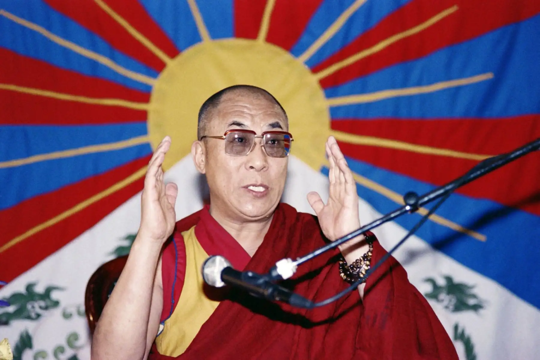 El dalái lama apareció sonriente ante miles de seguidores en su monasterio de McLeod Ganj para dar inicio a los festejos por su 90º cumpleaños. Foto: AFP