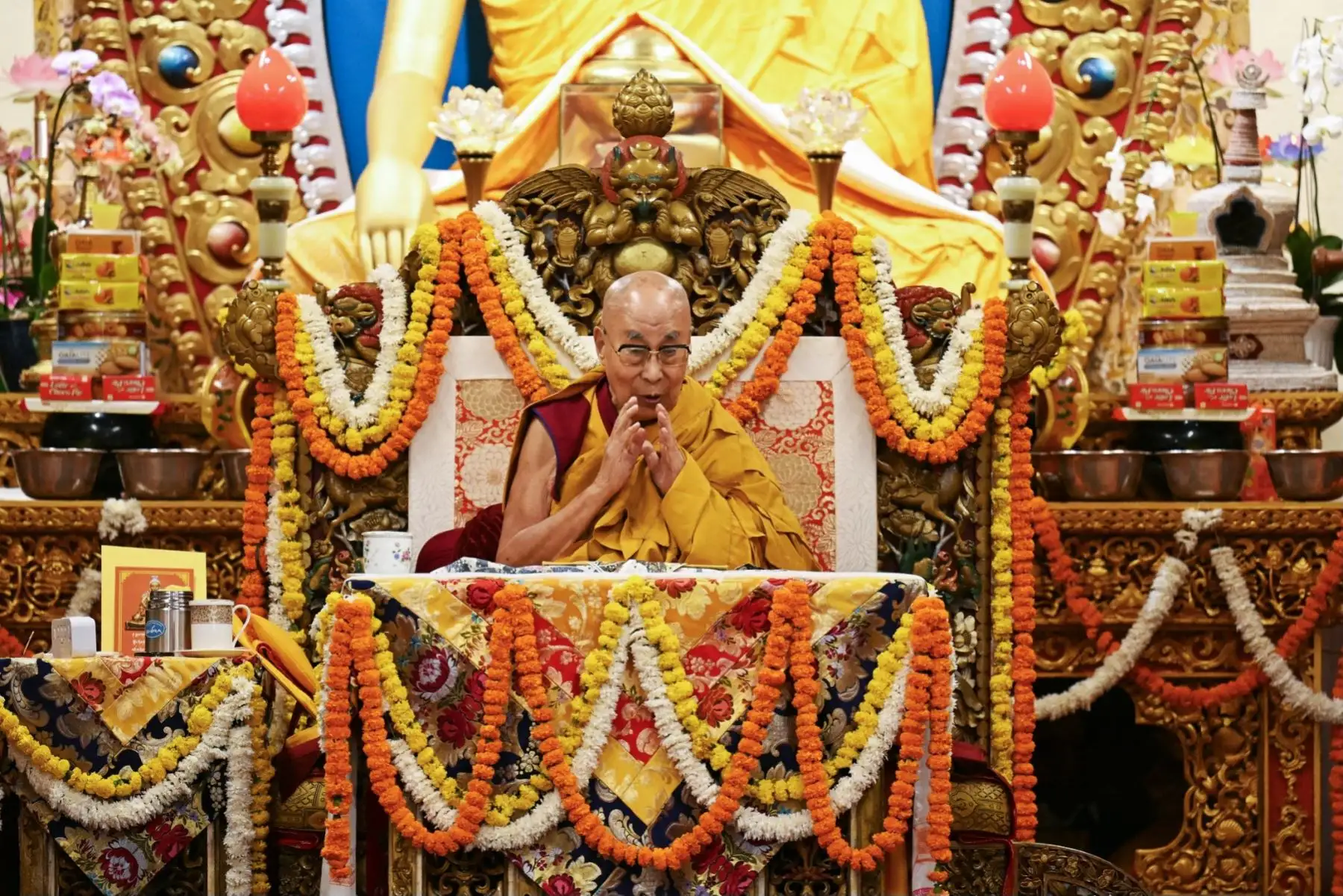 En el exilio, el dalái lama celebró sus 90 años rodeado de miles de fieles en McLeod Ganj, India, y dio a entender que habrá un sucesor tras su muerte. Vestido con su tradicional túnica roja y amarilla, renovó su compromiso con el bienestar de los demás y la causa tibetana. Su mensaje fortaleció la esperanza de que la institución del dalái lama continúe a través del ciclo de reencarnación. Foto: AFP