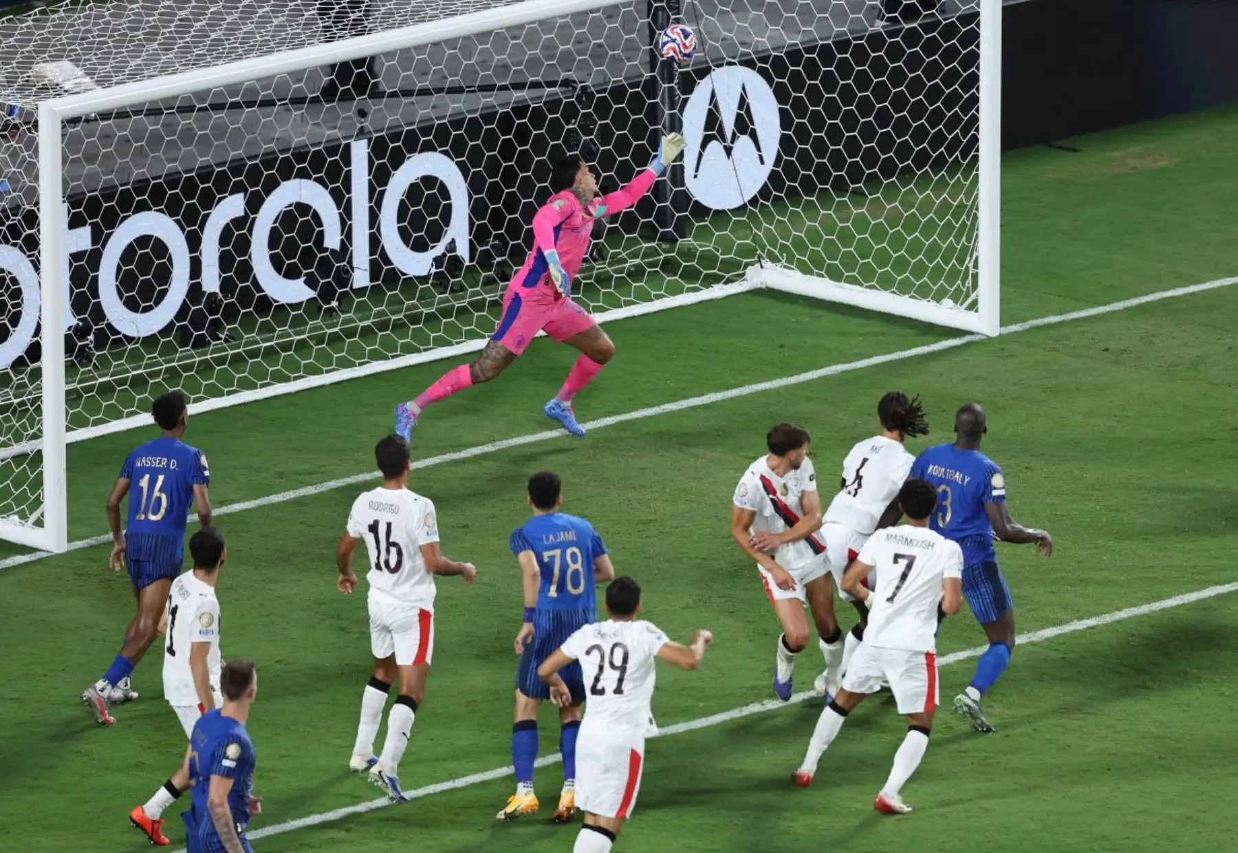 El partido estuvo marcado por la eficacia del Al Hilal en el contragolpe y la solidez defensiva tras el empate. Foto: AFP