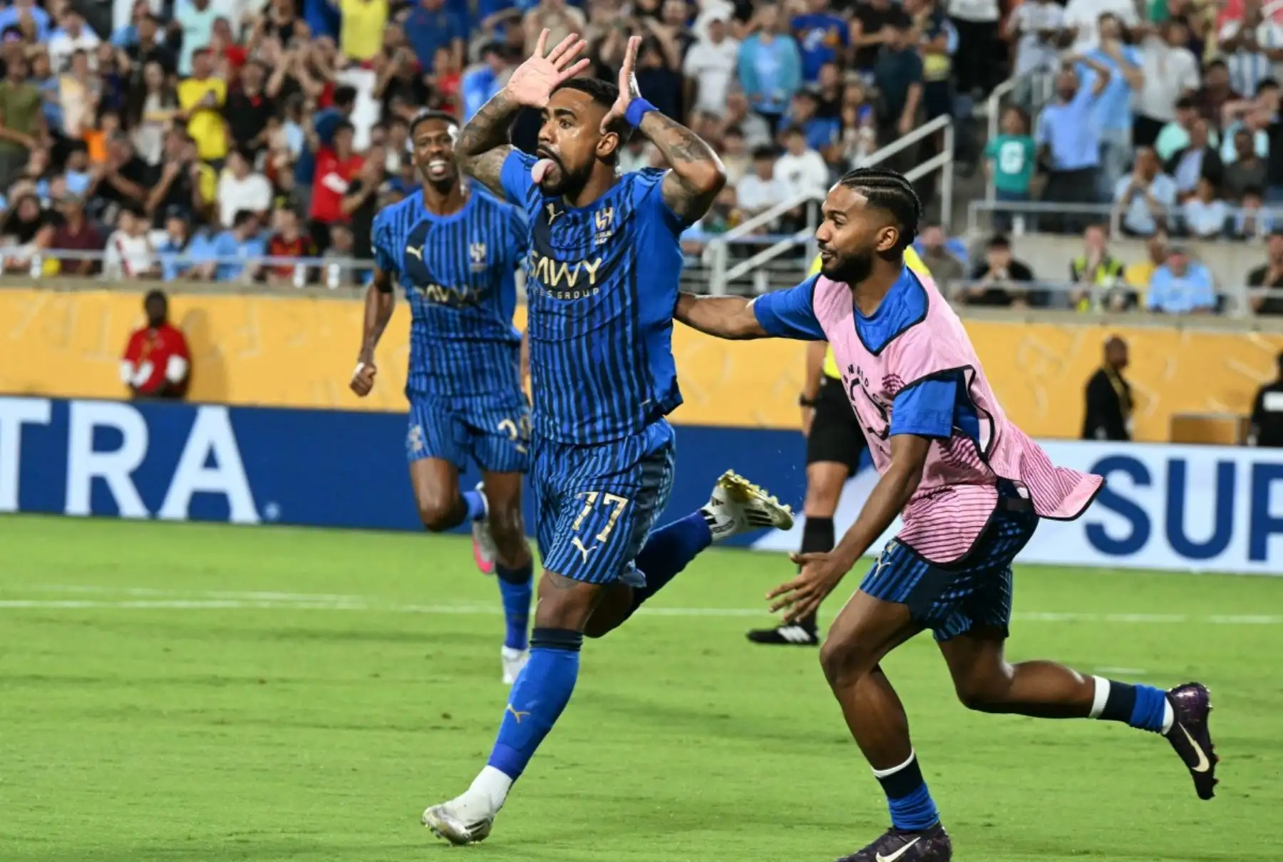 Al Hilal protagonizó una histórica sorpresa al eliminar al Manchester City en los octavos de final del Mundial de Clubes, con un vibrante 4-3 en la prórroga. El conjunto saudí resistió el asedio inglés y remontó con goles de Marcos Leonardo y Malcom, mientras que su arquero Yassine Bounou fue clave. Haaland forzó el alargue, pero los árabes sentenciaron el duelo y ahora se medirán con Fluminense en cuartos. Foto: AFP
