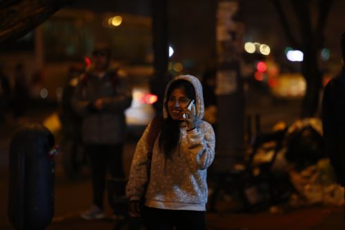Lima soporta intensas noches de invierno y obliga a abrigarse en plena temporada fría