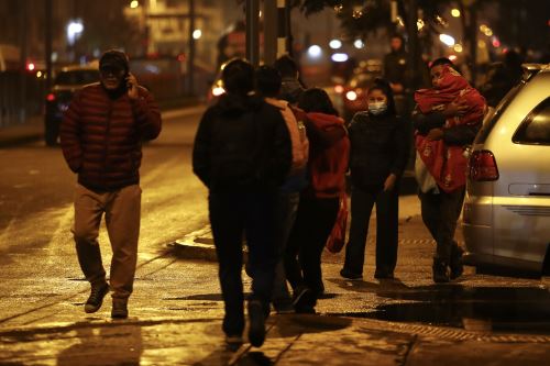Lima soporta intensas noches de invierno y obliga a abrigarse en plena temporada fría
