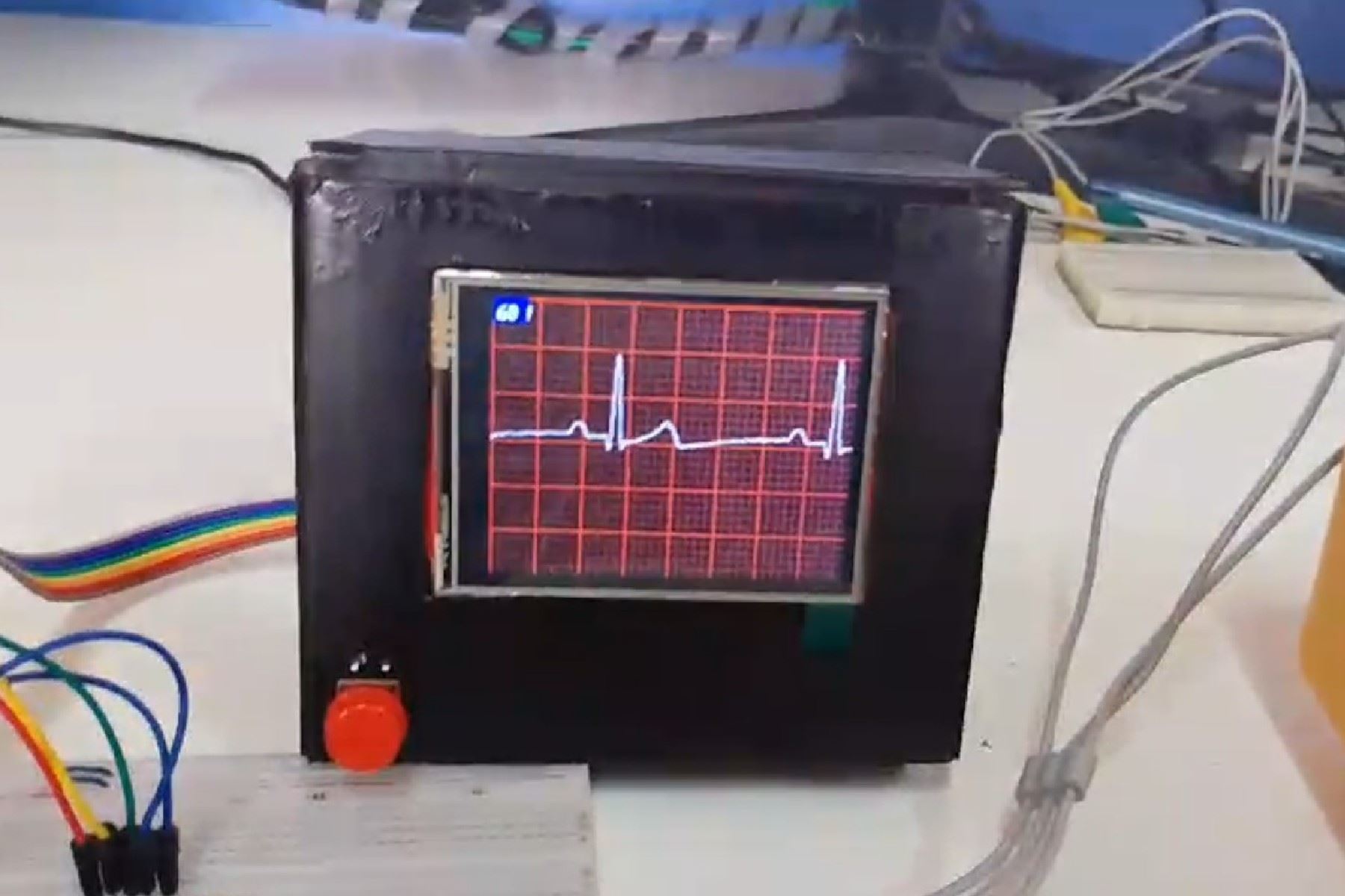 El prototipo de electrocardiograma portátil CardioWave, que se podría convertir en una solución portátil y de bajo costo, fue creado con una placa Arduino Uno y un sensor biomédico AD8232.