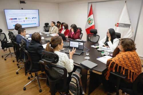 El Ministerio de la Mujer y Poblaciones Vulnerables (MIMP) presentó la intervención piloto “Hablando entre Patas” (HEP), una estrategia digital innovadora orientada a prevenir la violencia en relaciones de pareja mediante el envío de mensajes por WhatsApp a hombres jóvenes. Foto: ANDINA/Difusión.