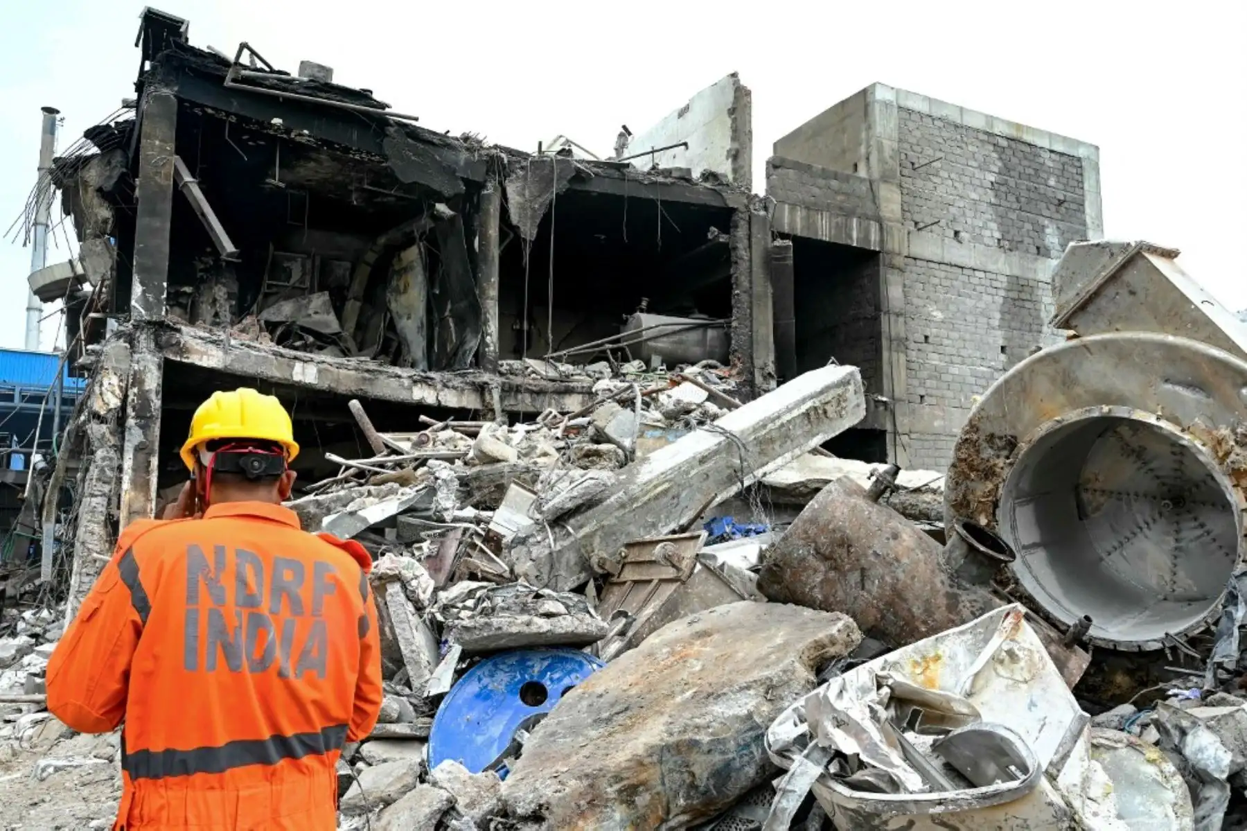 Personal de rescate inspecciona los escombros de la unidad farmacéutica destruida de Sigachi Industries, un día después de una explosión en Sangareddy, en el estado de Telangana, al sur de la India. El número de muertos por la potente explosión la fábrica química india ha ascendido a 36. Foto: AFP