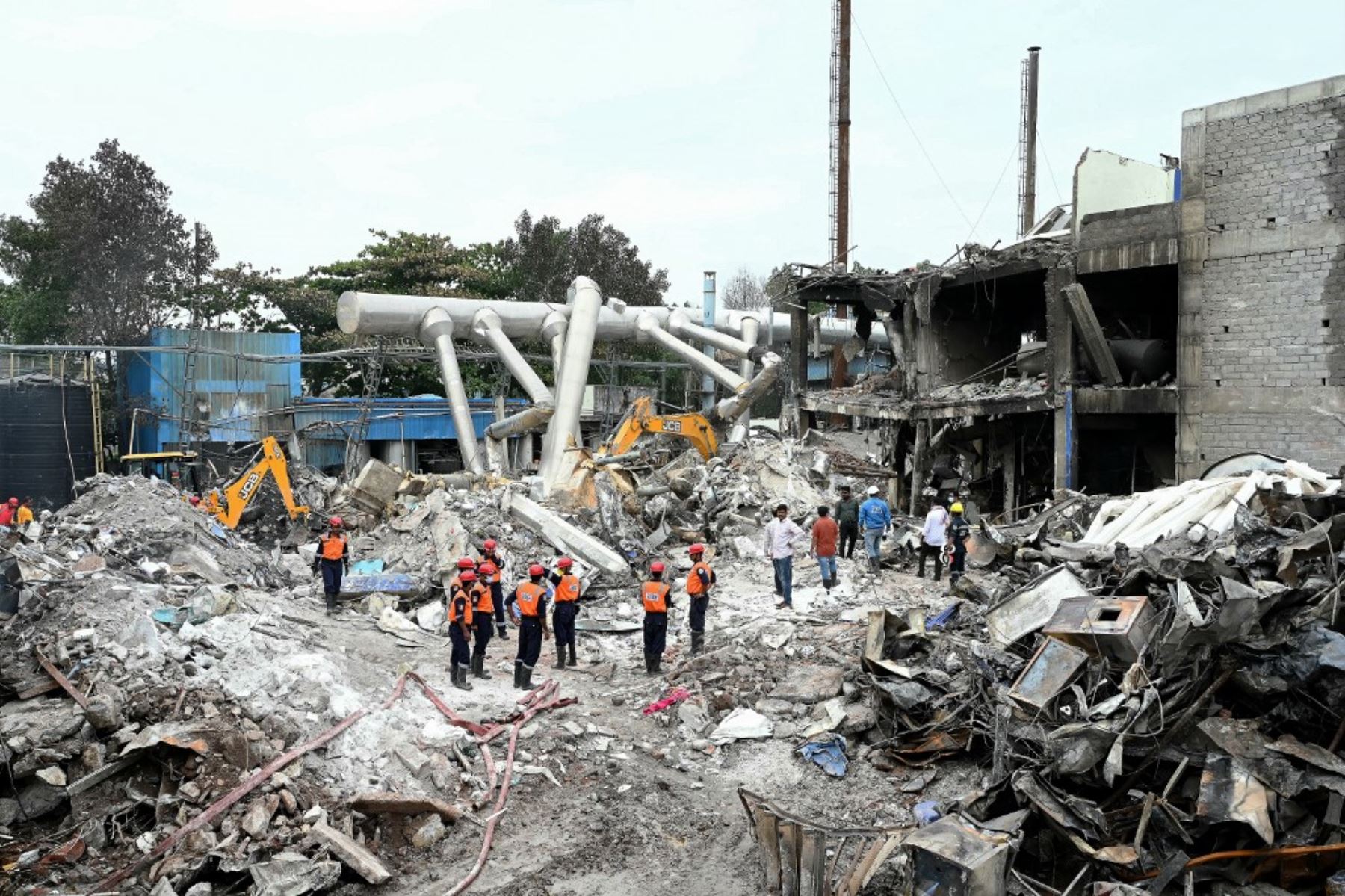 Personal de rescate inspecciona los escombros de la unidad farmacéutica destruida de Sigachi Industries, un día después de una explosión en Sangareddy, en el estado de Telangana, al sur de la India. El número de muertos por la potente explosión la fábrica química india ha ascendido a 36. Foto: AFP