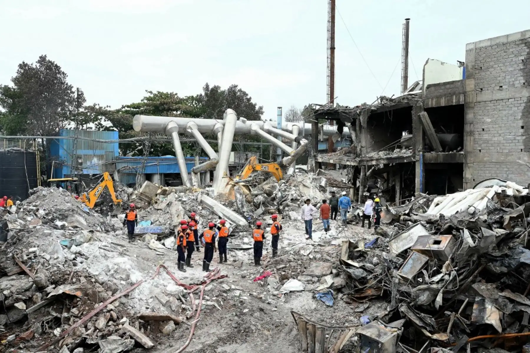 Personal de rescate inspecciona los escombros de la unidad farmacéutica destruida de Sigachi Industries, un día después de una explosión en Sangareddy, en el estado de Telangana, al sur de la India. El número de muertos por la potente explosión la fábrica química india ha ascendido a 36. Foto: AFP