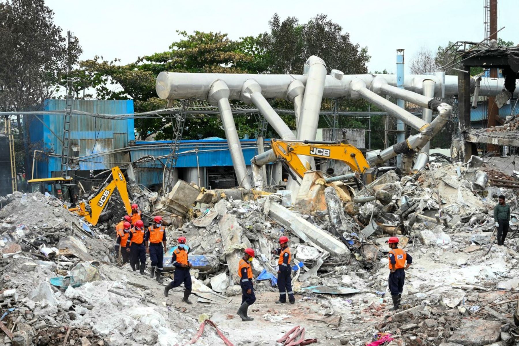 Personal de rescate inspecciona los escombros de la unidad farmacéutica destruida de Sigachi Industries, un día después de una explosión en Sangareddy, en el estado de Telangana, al sur de la India. El número de muertos por la potente explosión la fábrica química india ha ascendido a 36. Foto: AFP