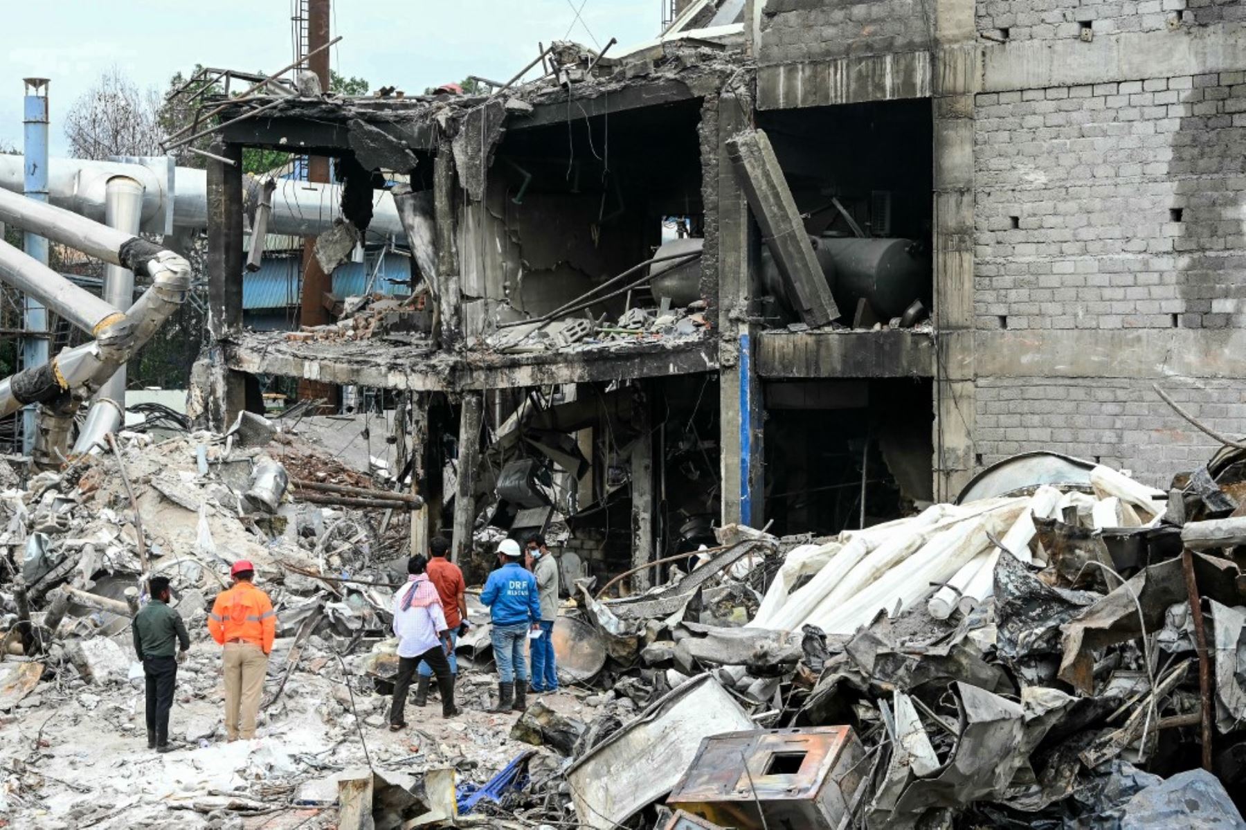 Personal de rescate inspecciona los escombros de la unidad farmacéutica destruida de Sigachi Industries, un día después de una explosión en Sangareddy, en el estado de Telangana, al sur de la India. El número de muertos por la potente explosión la fábrica química india ha ascendido a 36. Foto: AFP