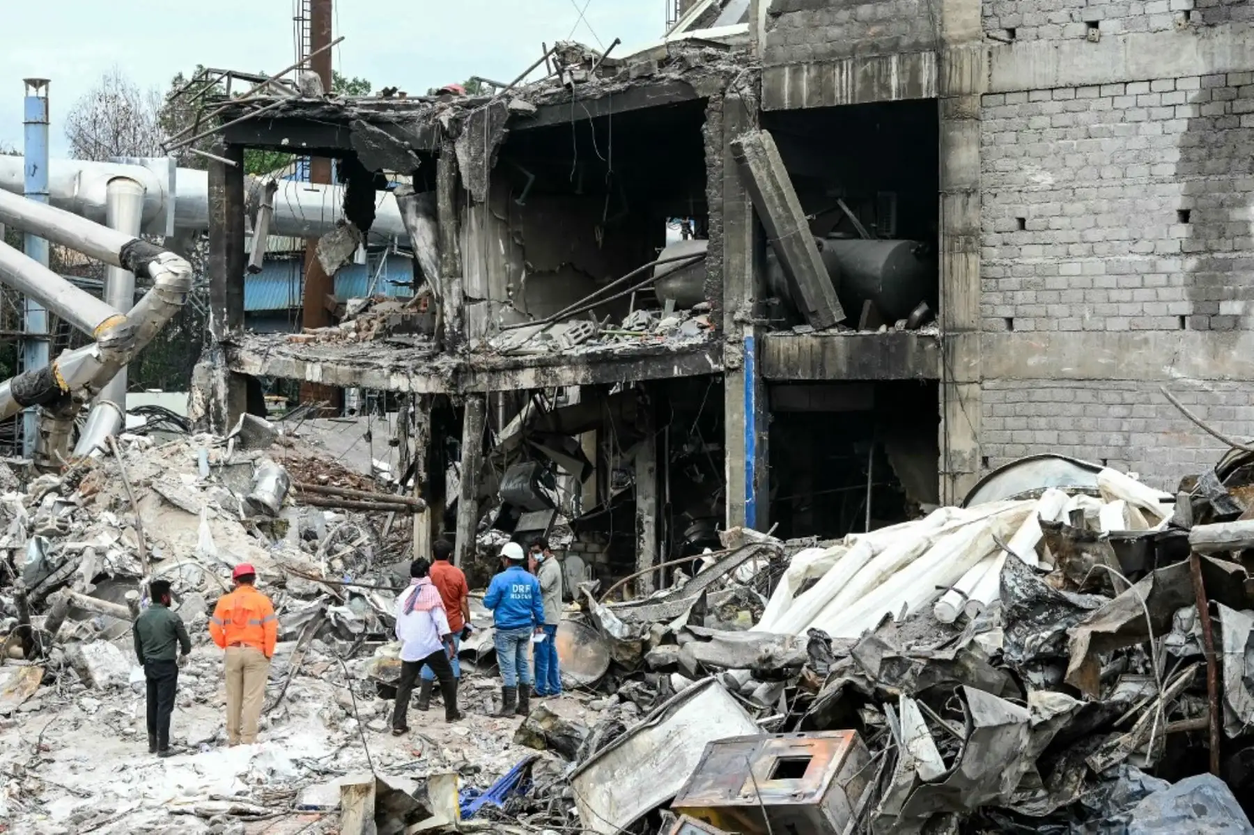Personal de rescate inspecciona los escombros de la unidad farmacéutica destruida de Sigachi Industries, un día después de una explosión en Sangareddy, en el estado de Telangana, al sur de la India. El número de muertos por la potente explosión la fábrica química india ha ascendido a 36. Foto: AFP