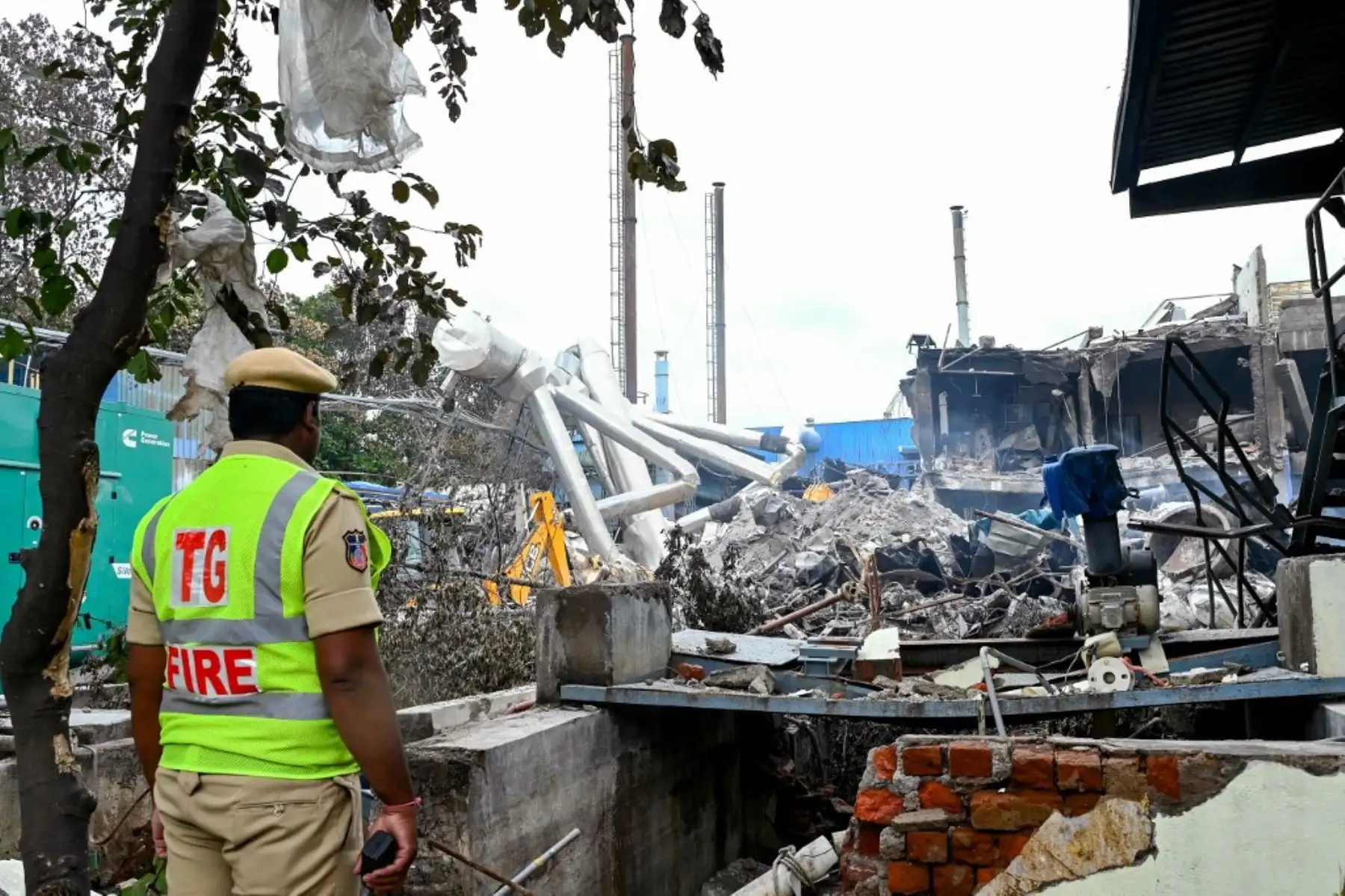 Personal de rescate inspecciona los escombros de la unidad farmacéutica destruida de Sigachi Industries, un día después de una explosión en Sangareddy, en el estado de Telangana, al sur de la India. El número de muertos por la potente explosión la fábrica química india ha ascendido a 36. Foto: AFP