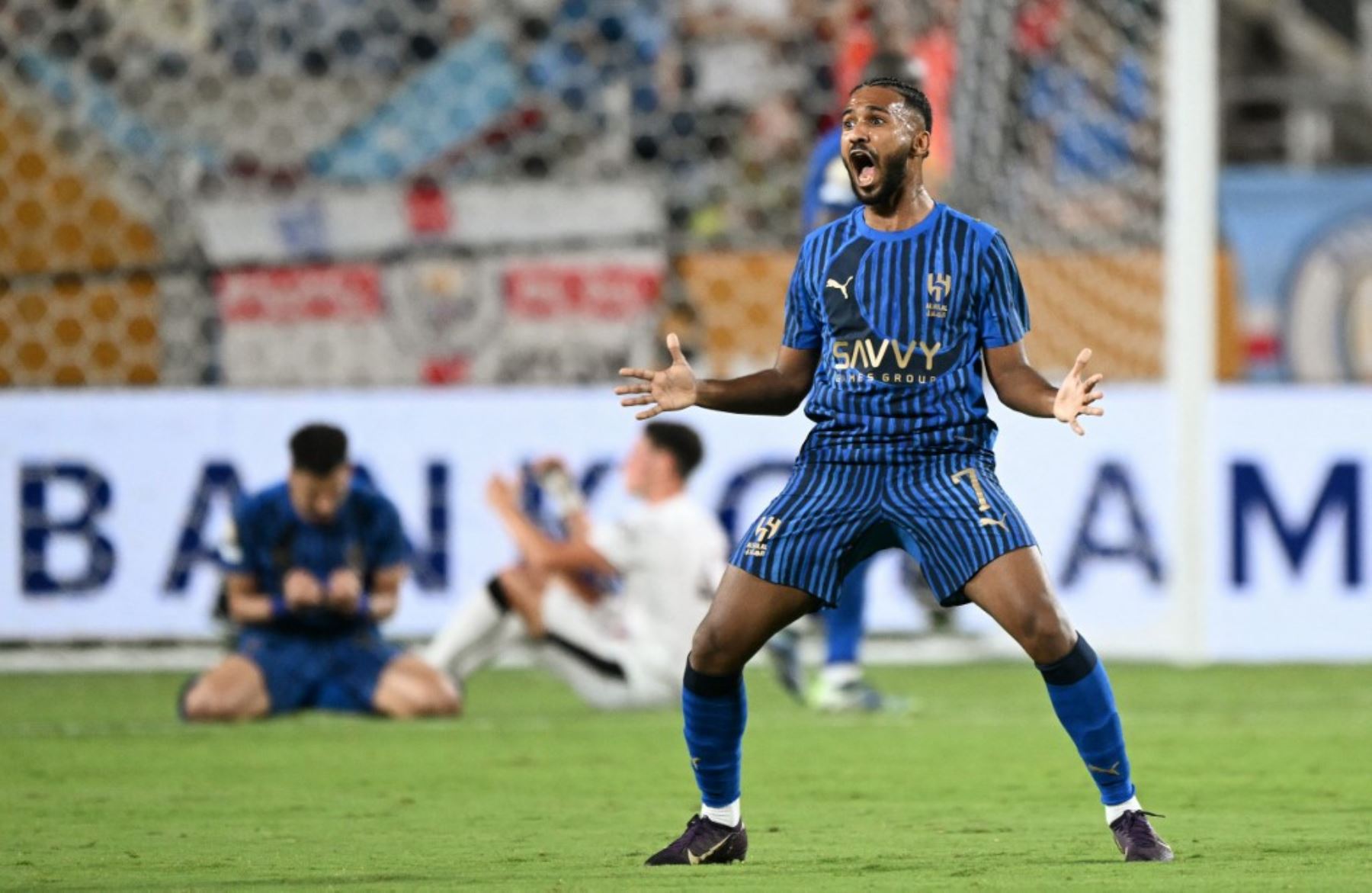 Khalid Al-Ghannam  del Al Hilal celebra su pase a cuartos de final del Mundial de Clubes