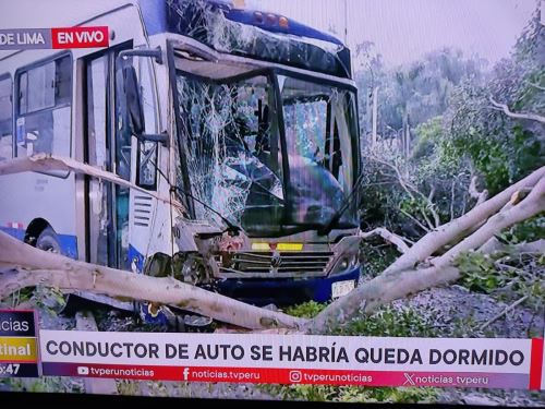 Tráfico paralizado en la av. Arequipa tras accidente entre bus del corredor azul y auto. Foto: Captura TV