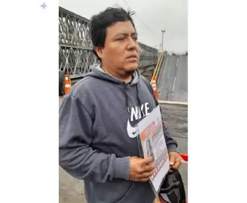 Isaac Trujillo, esposo de la desaparecida profesora Patricia Liberto, continúa la búsqueda de su cónyuge, que desapareció tras el colapso del puente Chancay, en la madrugada del 14 de febrero pasado. El derrumbe del puente provocó la caída de un bus interprovincial en el que viajaba la maestra. El accidente dejó tres muertos y más de 40 heridos. Foto: ANDINA/difusión.