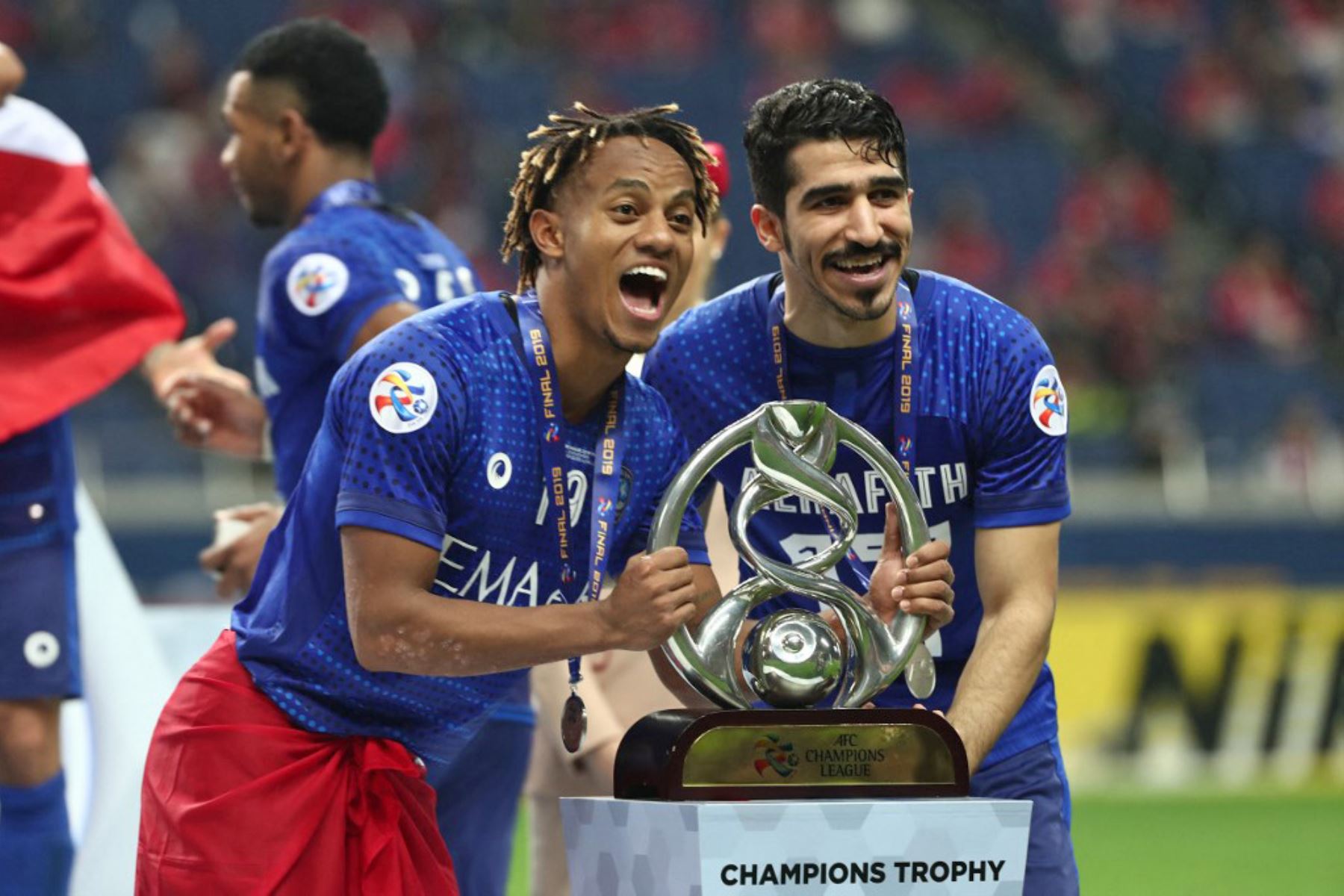 2019. André Carrillo celebra con el trofeo tras su victoria por 2-0 y el título asiático de clubes al final del partido de vuelta de la final de la Liga de Campeones de la AFC. Foto: AFP