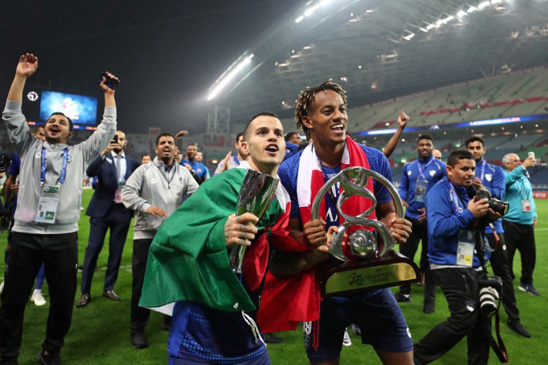 2019. André Carrillo celebra con el trofeo tras su victoria por 2-0 y el título asiático de clubes al final del partido de vuelta de la final de la Liga de Campeones de la AFC el 2019. Foto: AFP