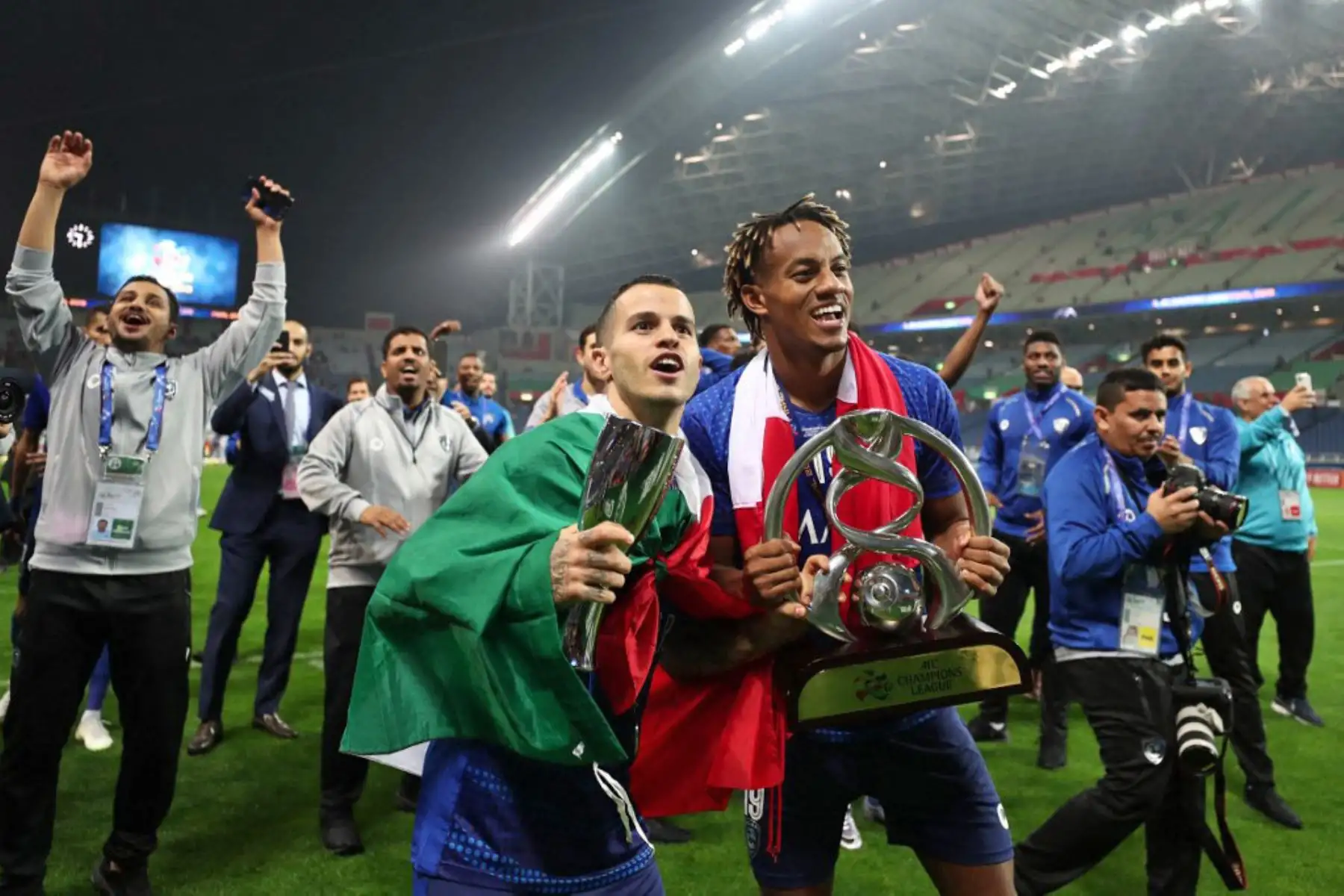2019. André Carrillo celebra con el trofeo tras su victoria por 2-0 y el título asiático de clubes al final del partido de vuelta de la final de la Liga de Campeones de la AFC el 2019. Foto: AFP