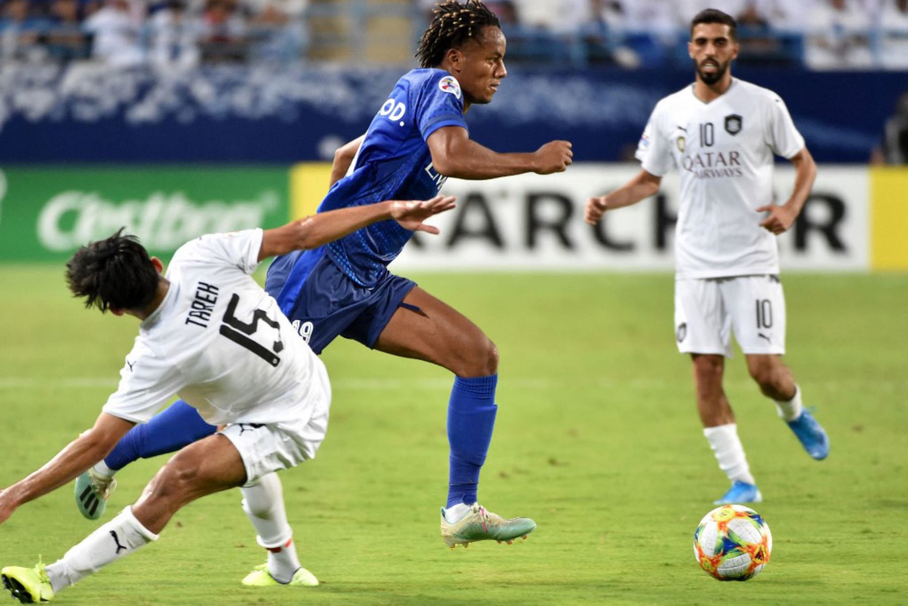 2019. El centrocampista del Hilal, André Carrillo, disputa el balón con el centrocampista del Sadd, Tarek Salman, durante el partido de vuelta de las semifinales de la Liga de Campeones de la AFC. Foto: AFP