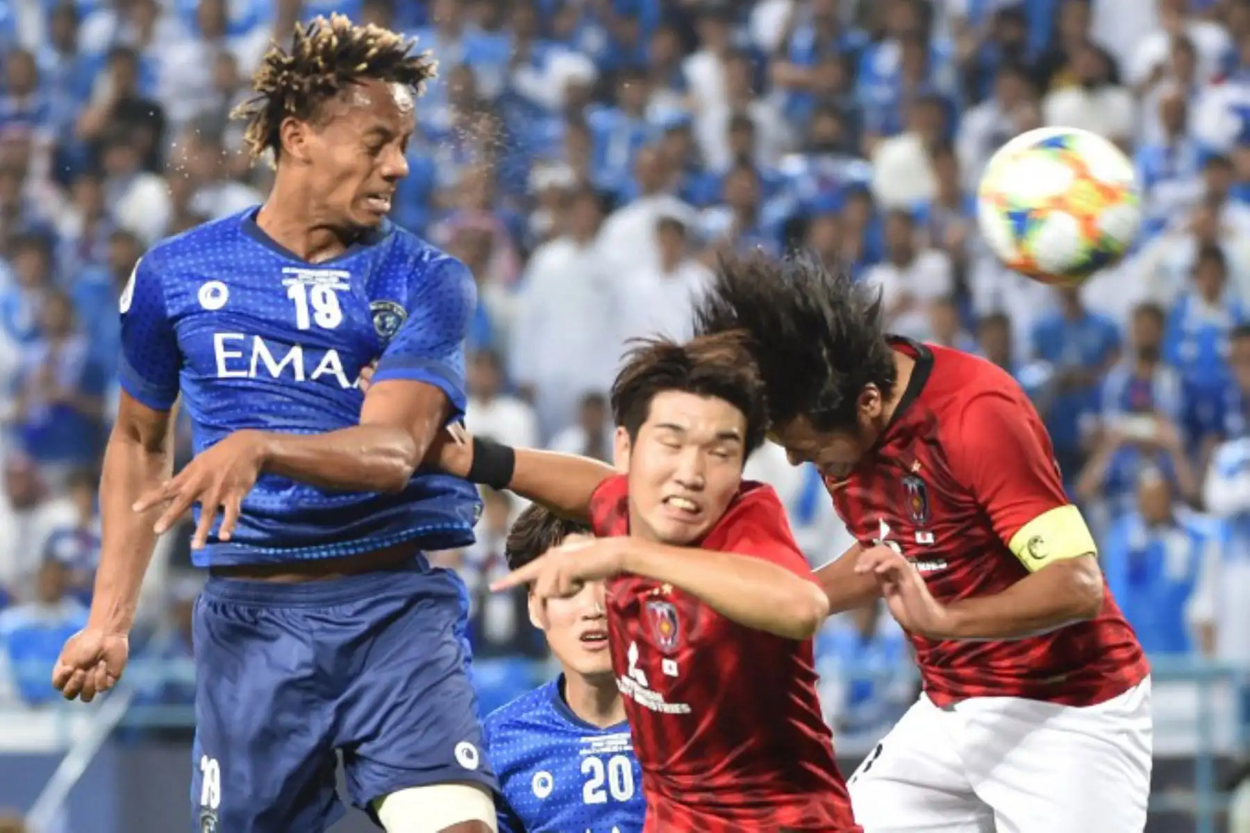 2019. El centrocampista del Hilal, André Carrillo, cabecea el balón durante el partido de ida de la final de la Liga de Campeones de la AFC entre el Al-Hilal saudí y el Urawa Red Diamonds japonés, disputado en el Estadio Universitario Rey Saud de Riad, la capital saudí. Foto: AFP