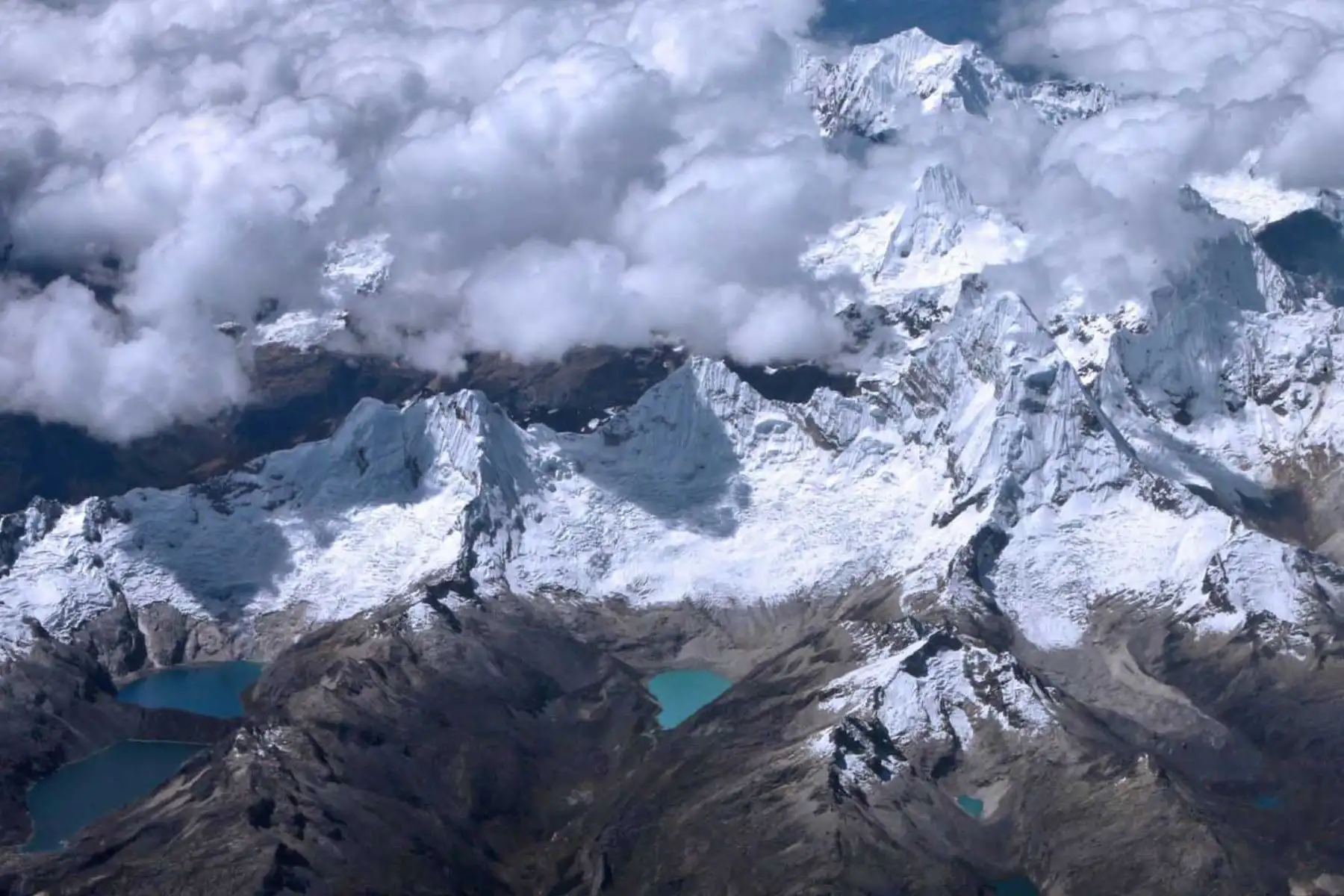 El Huascarán, ubicado en la Cordillera Blanca (Áncash), es la montaña más alta del Perú con 6757 m s.n.m. Con dos cumbres, es también el pico más elevado de la zona intertropical y uno de los más prominentes de América.Foto: ANDINA/Vidal Tarqui