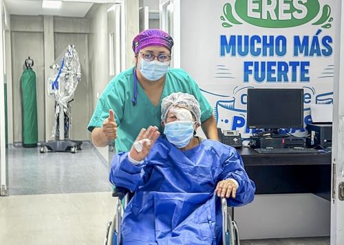 Especialistas del Hospital Virgen de la Puerta de Trujillo de EsSalud extirpan con éxito un tumor en el rostro de una paciente de 89 años de edad. ANDINA/Difusión